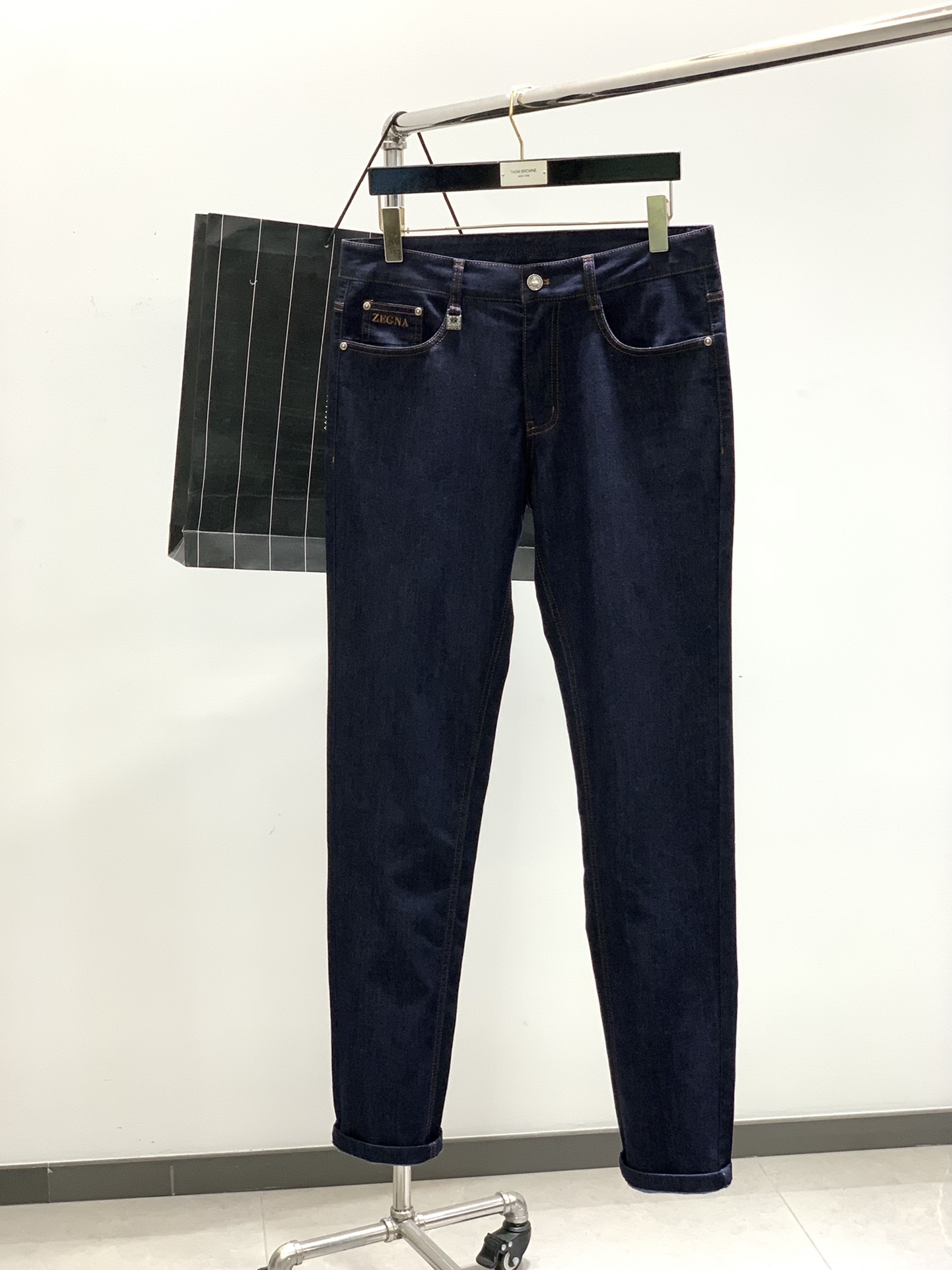 NO:151624,,Jeria high fashion sense, denim fabric, dark blue washing jeans The fabric is very special, super fine imitation cotton yarn blend, super soft and comfortable. It has a casual, casual feeling, and also a relaxed and fashionable feeling. The fabric is refreshing, slightly stretchy, super soft and long-lasting, the whole pants are all traditional hand-wiping technology, natural stone grinding and light fermentation. The style belongs to the combination of small straight feet, and the details are exquisite. Size 30-40, 37.39, ,jeans,alexander wang19860909,杰力亚 高级时装感,牛仔面料 , 深蓝色洗水牛仔裤 面料很特殊,超细精仿棉纱混纺,超柔舒适感. 具备牛仔随性感 ,休闲感 , 亦有轻松感 ,时尚感. 布面清爽,微弹力,超柔穿着时间长, 整条裤子全传统手擦工艺,自然石磨轻酵洗水. 版型属于合体小直脚剪裁,细节精致感. 尺码 30-40远37.39,,jeans,alexander wang,Men's clothing