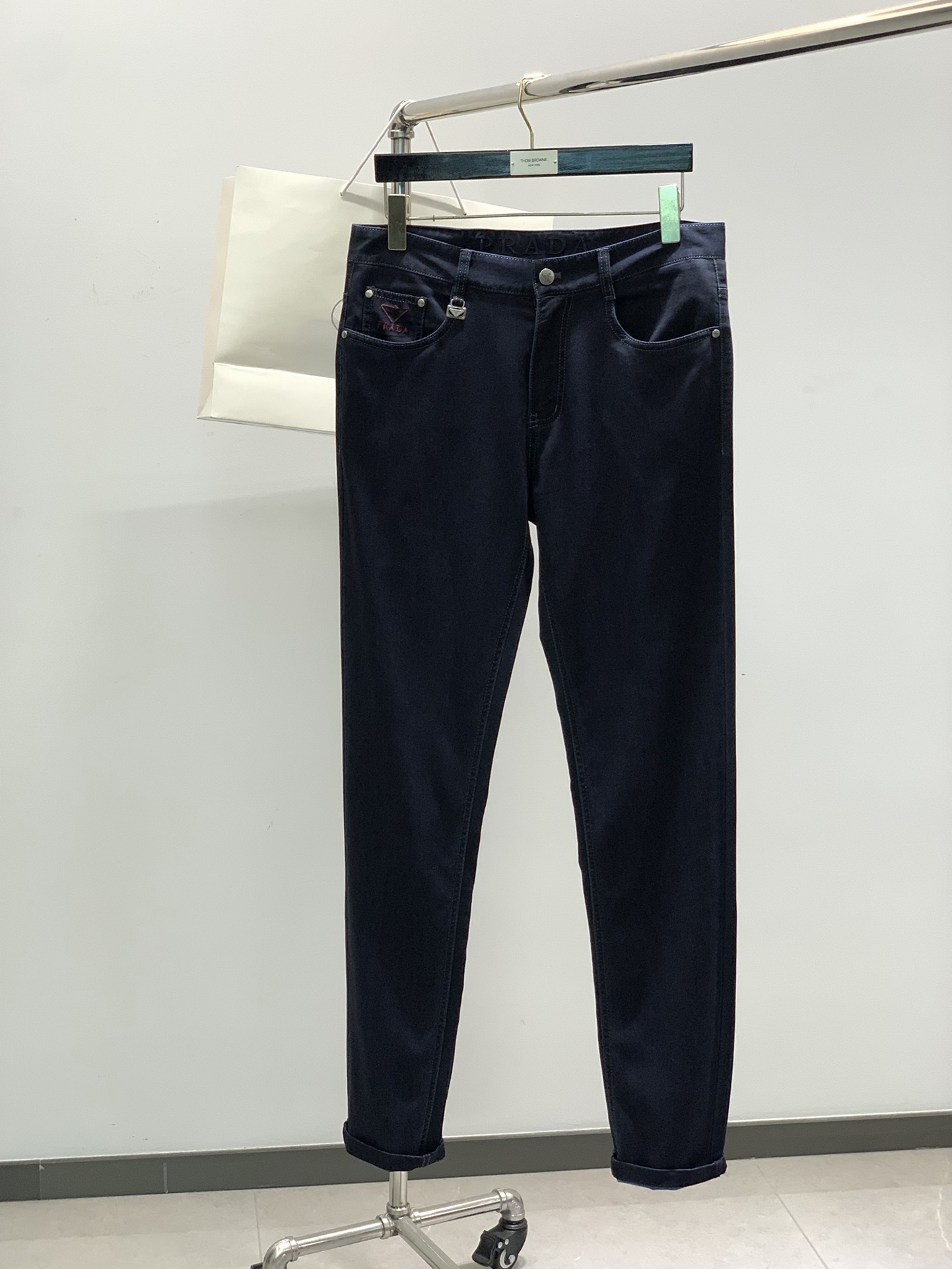 NO:151625,,Prada high fashion sense, denim fabric, dark blue washing jeans The fabric is very special, super fine imitation cotton yarn blend, super soft and comfortable. It has a casual, casual, and a relaxed and fashionable feeling. The fabric is refreshing, slightly stretchy, super soft and long-lasting, the whole pants are all traditional hand-wiping technology, natural stone grinding and light fermentation. The style belongs to the combination of small straight feet, and the details are exquisite. Size 30-40 without 37.39,,prada,jeans,alexander wang19860909,普拉达 高级时装感,牛仔面料 , 深蓝色洗水牛仔裤 面料很特殊,超细精仿棉纱混纺,超柔舒适感. 具备牛仔随性感 ,休闲感 , 亦有轻松感 ,时尚感. 布面清爽,微弹力,超柔穿着时间长, 整条裤子全传统手擦工艺,自然石磨轻酵洗水. 版型属于合体小直脚剪裁,细节精致感. 尺码 30-40无37.39,,prada,jeans,alexander wang,Men's clothing