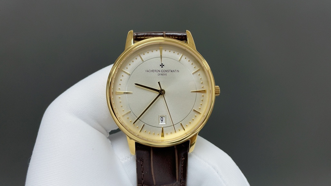 NO:393005,The new product of the 85180 series of Johnstanton inherits the 1vc logo and letters on the mirror glass have a better three-dimensional feeling. The new watch is introverted and streamlined, showing its timeless style, continuing the usual simplicity of the Patrimony series. The watch is limited to only pieces, and the 40 mm diameter case presents the same color design with the dial. The dial is decorated with several concentric circle patterns, which shines brightly under the light. The simple circular geometric design creates a layered wave visual effect, which echoes the micro-arch shape of the dial. This dazzling rich detail injects a subtle retro meaning into the 6-point date window that is harmoniously integrated into the background of the dial, and the Vacheron Constantin brand logo engraved under the sapphire crystal watch mirror through metal transfer technology  The movement 2 uses Citizen 9019 to be produced by Johnstanton. The movement has the functions of displaying hours, minutes, seconds and dates, and adopts a variety of decorative and grinding processes that adhere to the tradition of high-end watchmaking. The main plywood is polished with round grain patterns; the board bridge is decorated with Geneva corrugated; the gold oscillator is hollowed out to present the Malta cross logo shape, vacheron19860909江斯丹顿传承85180系列新品来袭 1vc的logo和字母在镜面玻璃上,立体感更好. 新款腕表设计内敛精简,尽显隽永格调,延续了Patrimony传承系列一贯的简约特质.腕表限量仅枚,直径40毫米的表壳与表盘呈现同色调设计.盘面上饰有数圈同心圆纹,在光线的映照下熠熠生辉.简约的圆形几何设计,营造出层层漾开的波浪视觉效果,与表盘的微拱造型相呼应.这一耀眼色丰富的细节为腕表注入微妙的复古意蕴和谐融入表盘背景的6点位日期视窗,以及通过金属转印工艺镌刻于蓝宝石水晶表镜下的江诗丹顿品牌标识 2机芯采用西铁城9019改江斯丹顿自产Cal.机芯,机芯具备时、分、秒和日期显示功能,并采用秉承高级制表传统的多种装饰打磨工艺处理.主夹板经以圆形粒纹打磨;板桥装饰日内瓦波纹;金质摆陀则经以镂空处理,呈现马耳他十字标识造型,,vacheron,Watch