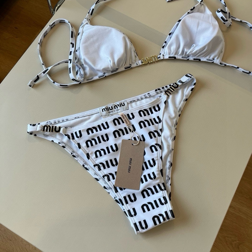 。
miumiu缪缪新款分体泳衣😍🥰适合多种场景的游泳衣🏊‍♀️海边 游泳池 温泉 水上乐园 漂流都可以