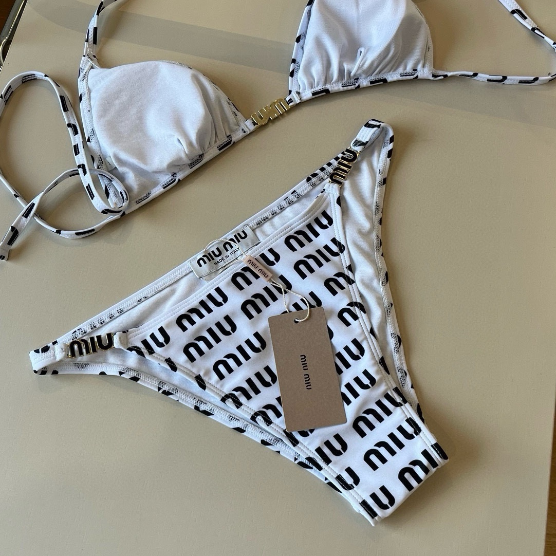 。
miumiu缪缪新款分体泳衣😍🥰适合多种场景的游泳衣🏊‍♀️海边 游泳池 温泉 水上乐园 漂流都可以
