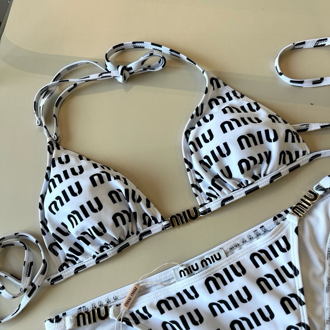。
miumiu缪缪新款分体泳衣😍🥰适合多种场景的游泳衣🏊‍♀️海边 游泳池 温泉 水上乐园 漂流都可以