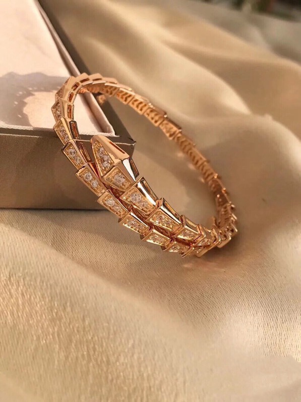 NO:114523,Bulgari high-quality fine craftsmanship version. This model is made of steel. You can wear sections and then use laser points. Each accessory is finely grinded, which is time-consuming and material-consuming. Please cherish the good products BVLGARI - Bulgari snake bracelet. This model is basically unknown to everyone now!  Bulgari masterpiece!  Quality workmanship flash sale of all goods in the market. You can feel at ease to compare the inner ring polishing is very beautiful, and the details are handled very well. Of course, good goods must be made slowly, and you can buy and cherish them. Elegant accessories, bottega veneta, bvlgari, bvlgari, bracelet19860909宝格丽高级精工版细蛇手镯 这款是穿钢片,一节一节穿进去再打雷射点,每个配件都是精工细磨,费时费料,好货请珍惜BVLGARI—宝格丽蛇手镯 这款现在基本无人不知！宝格丽力作！质量做工秒杀市场一切货大家可以放心对比内圈抛光非常靓丽,细节处理得非常好,当然,好货肯定做货时间慢,且买且珍惜,饰品精品,bottega veneta,bvlgari,bvlgari,bracelet,Jewelry