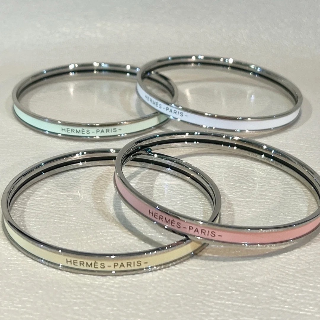 NO:114533,Recommended by the popular products of Xiaohongshu Hermes enamel bracelet small and fine style high-end version one-to-one precision version. The narrow version has been loved by MM since its launch. Every color has its unique brilliance!  The effect is very good!  The smallest one!  More durable than ordinary models, it shows fair skin color, Tiffany green is so beautiful, jewelry quality, hermes, hermes, bracelet19860909小红书爆款推荐爱马仕Hermes珐琅手镯小号细款高版本一比一精工版 窄版从上市以来一直深受MM喜爱每一种颜色都有它独一无二的光彩！上手效果非常好看！最细小的一款！比普通款更耐看显肤色白皙蒂芙妮绿也太美了吧,饰品精品,hermes,hermes,bracelet,Jewelry