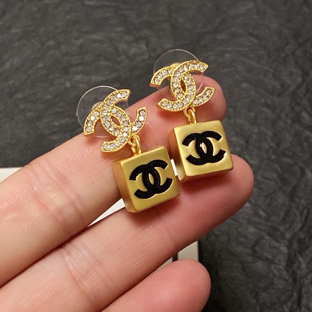 NO:114538,Chanel Xiaoxiang New double C letter diamond-inlaided old gold earrings, the counter is launched simultaneously with new earrings. Original consistent brass material with sterling silver needle earrings. The fine work is made of the entire network to create the highest cost-effectiveness and quality, jewelry quality, chanel, earrings, pure silver19860909Chanel 小香 新款双C字母镶钻中古金耳钉 专柜同步上新 耳环 原版一致黄铜材质搭配纯银针耳环 精工细作打造全网最高性价比最高品质,饰品精品,chanel,earrings,pure silver,Jewelry