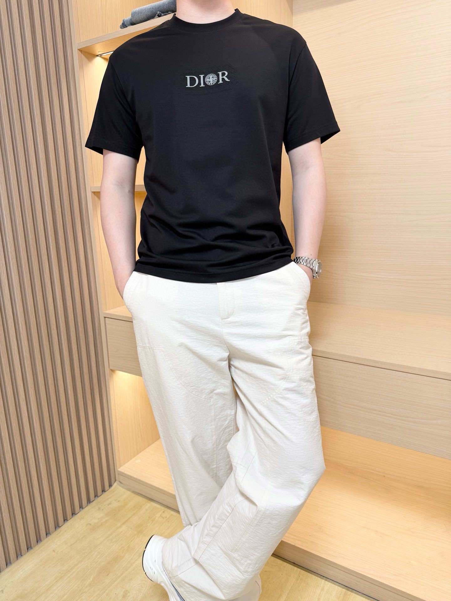 NO:151284,Dior-2025 latest round neck T-shirt shipment, hot-selling items in European and American counters!  Selected high-density cotton fabric imported from Italy, the brand logo on the chest is matched with the latest design, showing fashion, the base and outerwear are quite good looking. The number of codes is 48-56 (model 180/140 wears 50, with Hong Kong Lane Crawford gift box packaging), dior,tees, t-shirt, alexander wang19860909迪奥-2025最新圆领T恤出货 欧美专柜热销单品！精选意大利进口高密精棉面料,胸口的品牌标志搭配最新的设计,彰显时尚 打底和外穿都相当好看.码数48-56（模特180/140穿50,配香港连卡佛礼盒包装）,,dior,tees，t-shirt,alexander wang,Men's clothing