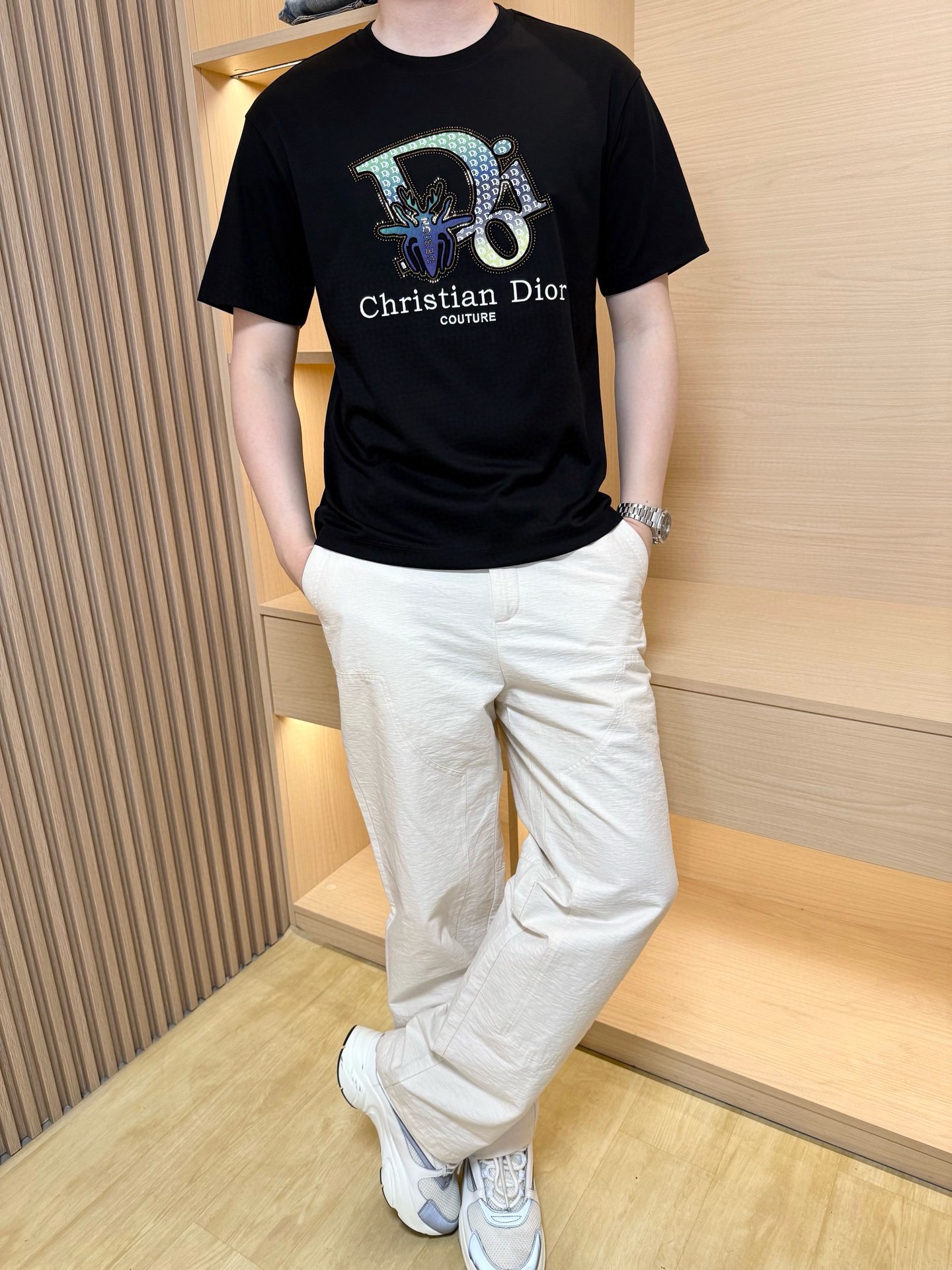 NO:151288,Dior-2025 latest round neck T-shirt shipment, hot-selling items in European and American counters!  Selected high-density fine cotton fabric imported from Italy, the brand of chest is matched with the latest design, showing fashion, the base and outerwear are quite good looking. The number of codes is 48-56 (with Hong Kong Lane Crawford gift box packaging), dior,tees, t-shirt, alexander wang19860909迪奥-2025最新圆领T恤出货 欧美专柜热销单品！精选意大利进口高密精棉面料,胸口的品牌英文搭配最新的设计,彰显时尚 打底和外穿都相当好看.码数48-56（配香港连卡佛礼盒包装）,,dior,tees，t-shirt,alexander wang,Men's clothing