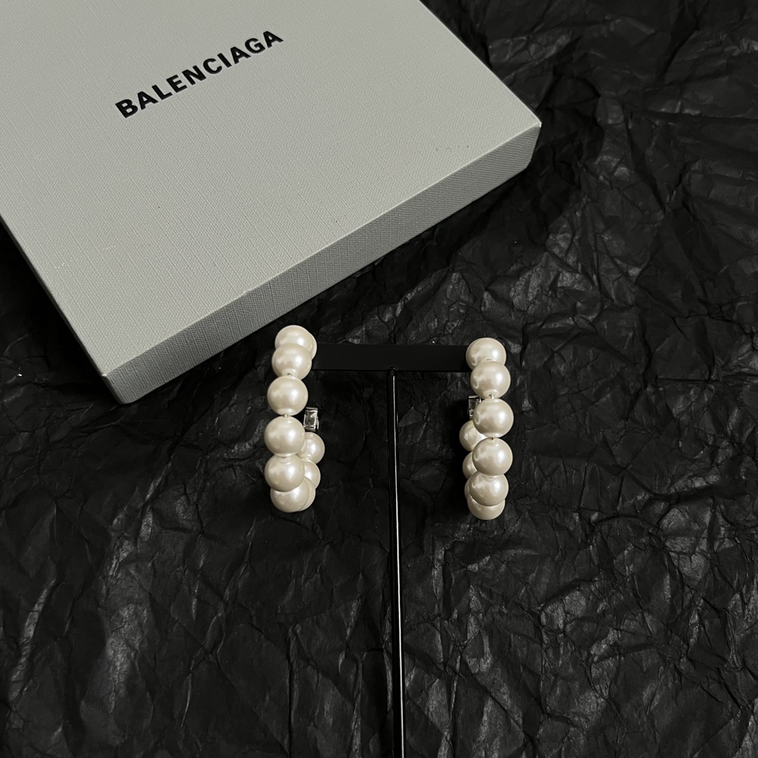 65
 巴黎世家 Balenciaga 耳钉  简单大方 大牌金质感饱满 ，搭配衣服超好看 ！