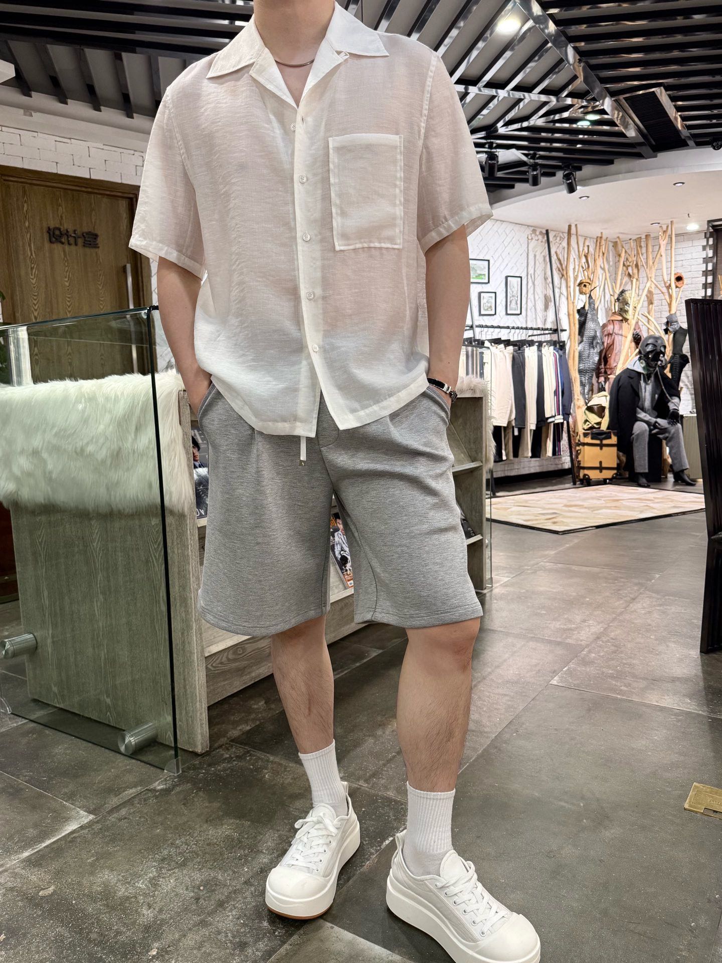 NO:151299,The hot-selling product of the order--2025 counter has the latest hot-selling shirts, and the hot-selling products of the European and American counters!  Selected imported cotton and linen fabrics from Italy, the simple and atmospheric design shows the charm. There is no need to say more about the effect of the upper body. The code number is 48-56 (model 180/140 wears 50, with Hong Kong Lane Crawford gift box packaging), zegna, alexander wang19860909补单爆款杰尼亚--2025专柜最新爆款衬衣出货 欧美专柜热销单品！精选意大利进口棉麻面料,简约大气的设计相当彰显韵味 上身效果不用多说.码数48-56（模特180/140穿50,配香港连卡佛礼盒包装）,,zegna,alexander wang,Men's clothing