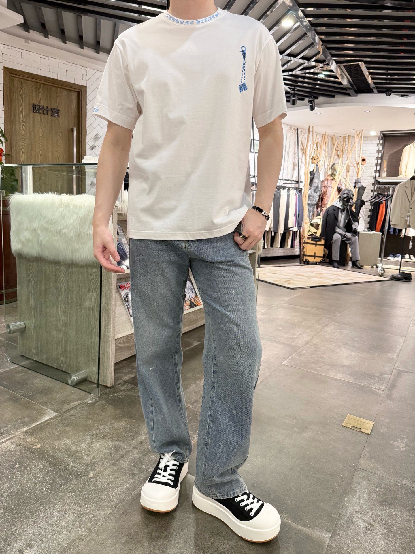 NO:151304,The hottest style of Croxin-2025 new T-shirt, made of high-quality pure cotton fabric, skin-friendly and comfortable, can be base-fitted and worn alone, exquisite printed embellishments, fashionable and fashionable, not picking up the loose body style, same style for men and women, high-end fashion on the upper body, S-XL (model 180/140 wears M, with Hong Kong Lane Crawford gift box packaging), chrome hearts,tees, t-shirt, alexander wang19860909补单爆款克罗心-2025新款T恤,采用优质纯棉面料,亲肤舒适,可打底可单穿,精美印花点缀,时尚洋气,不挑身材宽松版型,男女同款,上身高级时尚,码数S-XL(模特180/140穿M,配香港连卡佛礼盒包装）,,chrome hearts,tees，t-shirt,alexander wang,Men's clothing