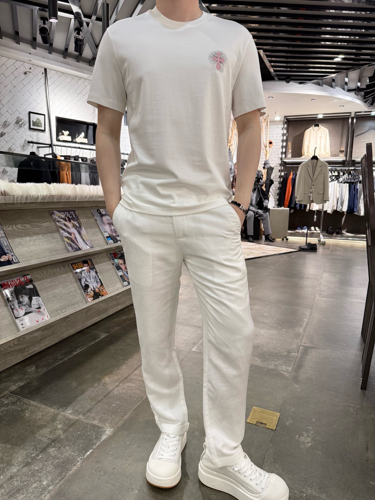 NO:151311,The hot-selling Croxin-2025 round neck short-sleeved T-shirt with a slightly wider fabric is made of 94.5 silk soft cotton plus 5.5 spandex, which has the characteristics of softness, breathability and moisture absorption. 1. Soft and comfortable silk soft cotton is a natural fiber, known for its softness, breathability and moisture absorption. Wearing clothes with this fabric feels like being in a warm embrace, especially suitable for clothing that directly contacts the skin 1. 2. Breathable and moisture-absorbing cotton fabric has good breathability and moisture absorption, and can keep the skin dry and comfortable 2. 3. Good elastic spandex is a synthetic fiber, known for its excellent elasticity. It can stretch to five to eight times the original length and has strong recovery ability, which allows the clothes to maintain a good shape after wearing and washing. Size 48-56 (model 180/140 wears 50, with Hong Kong Lane Crawford gift box packaging), chrome hearts, T-shirt, tees, t-shirt, alexander wang19860909补单爆款克罗心-2025圆领短袖T恤 微阔 面料采用94.5丝柔棉加5.5氨纶,具有柔软舒适、透气吸湿、弹性好等特点. 1. 柔软舒适丝柔棉是一种天然纤维,以其柔软、透气和吸湿性好而闻名.穿上这种面料的衣物,感觉就像置身于温暖的怀抱中,特别适合直接接触皮肤的衣物1. 2.透气吸湿棉质面料具有良好的透气性和吸湿性,能够保持皮肤的干爽和舒适2. 3.弹性好氨纶是一种合成纤维,以其卓越的弹性著称.它能拉伸到原长度的五到八倍,且恢复能力强,这使得衣物在穿着和洗涤后仍能保持良好的形状 尺码48-56(模特180/140穿50,配香港连卡佛礼盒包装),,chrome hearts,T-shirt,tees，t-shirt,alexander wang,Men's clothing