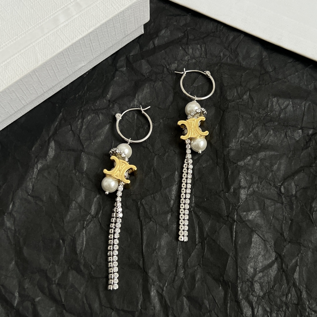 55
Celine 赛琳 耳钉 一直是简约时尚界的标杆大胆的设计 百看不厌▪️搭配起来更Fashion ✨✨