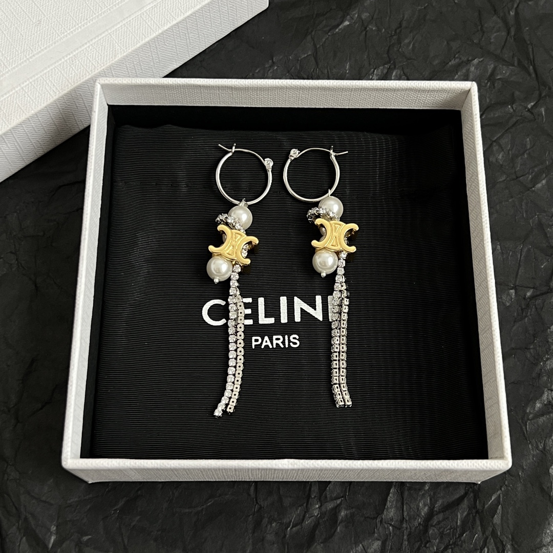 55
Celine 赛琳 耳钉 一直是简约时尚界的标杆大胆的设计 百看不厌▪️搭配起来更Fashion ✨✨