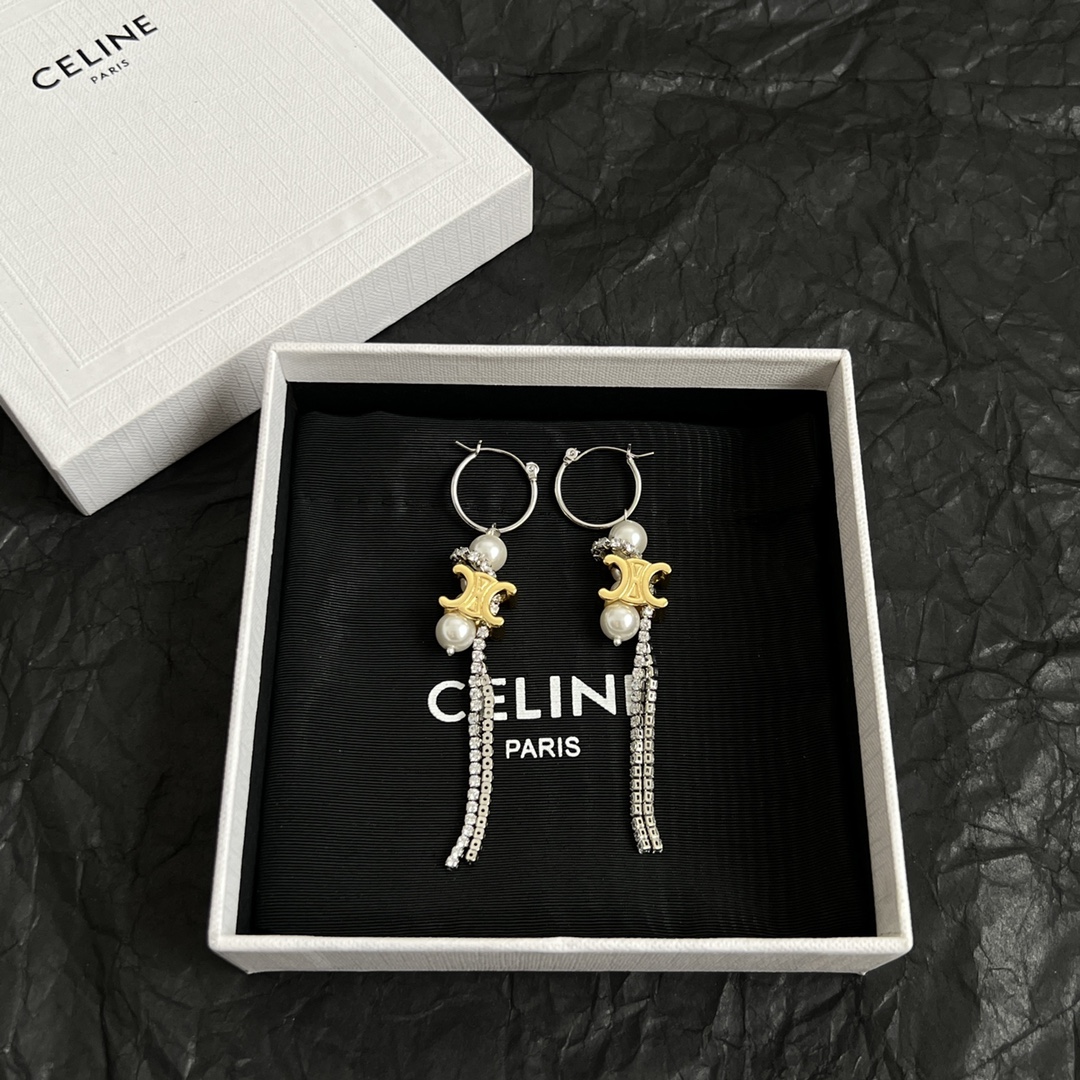 55
Celine 赛琳 耳钉 一直是简约时尚界的标杆大胆的设计 百看不厌▪️搭配起来更Fashion ✨✨