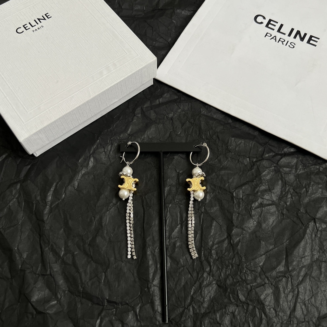 55
Celine 赛琳 耳钉 一直是简约时尚界的标杆大胆的设计 百看不厌▪️搭配起来更Fashion ✨✨