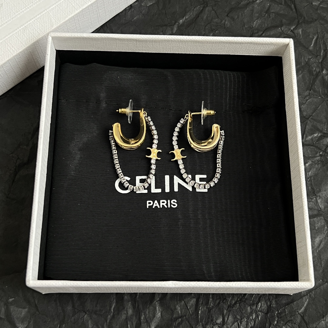55
Celine 赛琳 耳钉 一直是简约时尚界的标杆大胆的设计 百看不厌▪️搭配起来更Fashion ✨✨