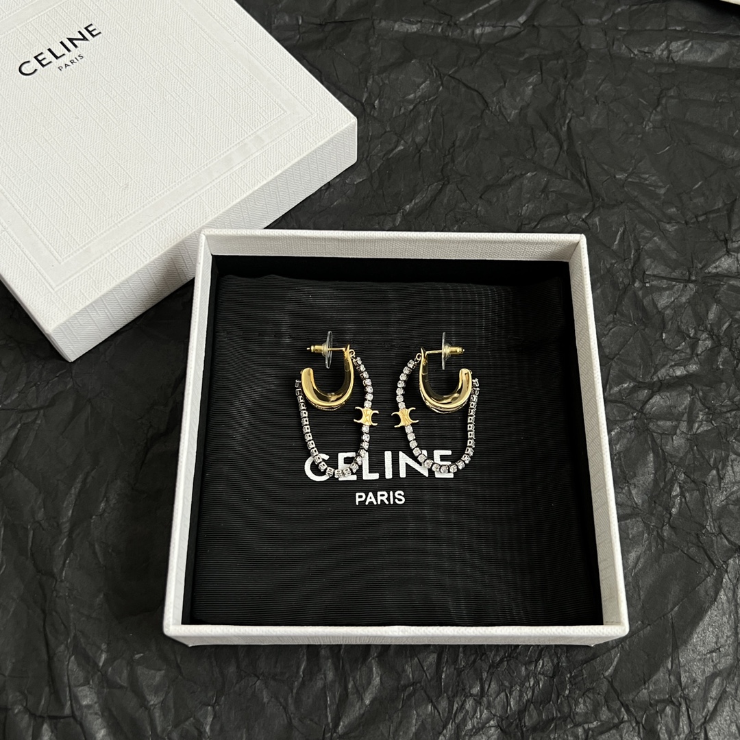 55
Celine 赛琳 耳钉 一直是简约时尚界的标杆大胆的设计 百看不厌▪️搭配起来更Fashion ✨✨