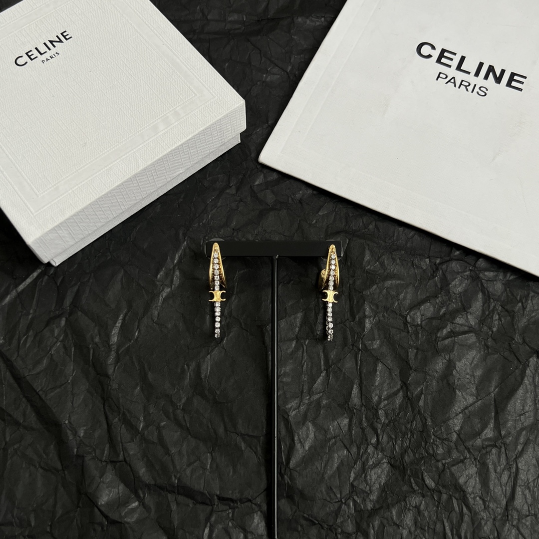 55
Celine 赛琳 耳钉 一直是简约时尚界的标杆大胆的设计 百看不厌▪️搭配起来更Fashion ✨✨