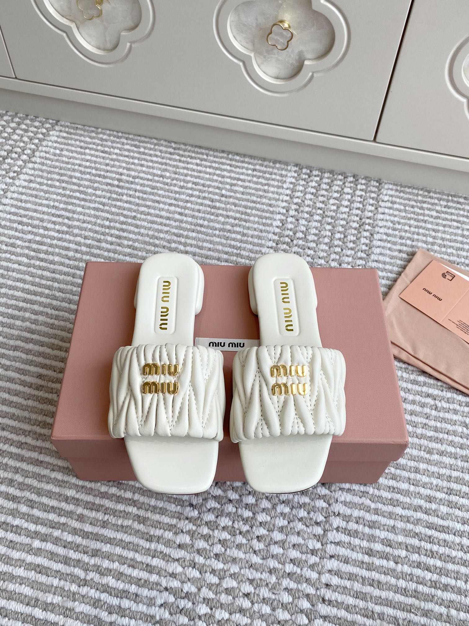 NO:403152,Buy Purchase grade miumiu new products Matelasse pleated sheepskin flat-soled slippers Material and craftsmanship Original custom sheepskin Custom sheepskin inner original custom mold opening logo Imported leather outsole size35-39 (40/41 custom made without return or exchange), slippers, miumiu, slippers, sheepskin, Leather soles19860909批 代购级miumiu缪缪新品 Matelasse褶皱羊皮平底拖鞋 材质与工艺 原版定制羊皮 定制羊皮内里 原版定制开模logo 进口真皮大底 size35-39（40/41定做不退换）,拖鞋,miumiu,slippers,sheepskin,Leather soles,Women's Shoes