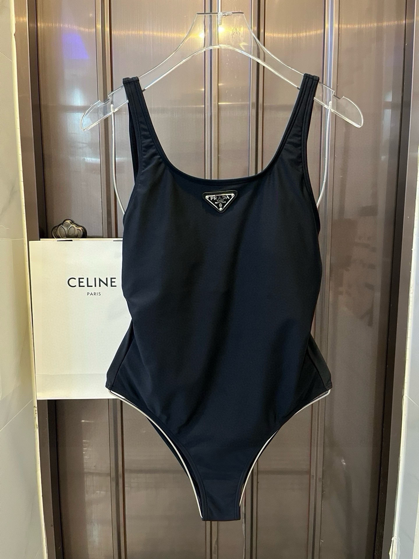 NO:305047,PRADA's new one-piece swimsuit suitable for a variety of scenes. Swimming suits at the beach, swimming pool, hot spring, water park, rafting can be worn inside. The one-piece design covers the flesh and looks tall. The abdomen is a little fleshy and does not affect our beauty. The back design reveals the beautiful back. The fabric is breathable and comfortable. The quick-drying elastic swimsuit is easier to clean. S M L swimsuits, swimsuits, bikinis, prada, prada, swimsuits, bikinis19860909PRADA普拉达新款连体泳衣 适合多种场景的游泳衣♀海边 游泳池 温泉 水上乐园 漂流都可以内搭也完全可以 连体设计遮肉显高挑 腹部有点肉肉也不影响咱美美的 背面设计大露美背 面料透气舒适.速干弹性的游泳衣更加帖肤易清洗 码数S M L泳衣泳裤比基尼,泳衣，泳裤，比基尼,prada,prada,swimsuits,bikinis,accessory