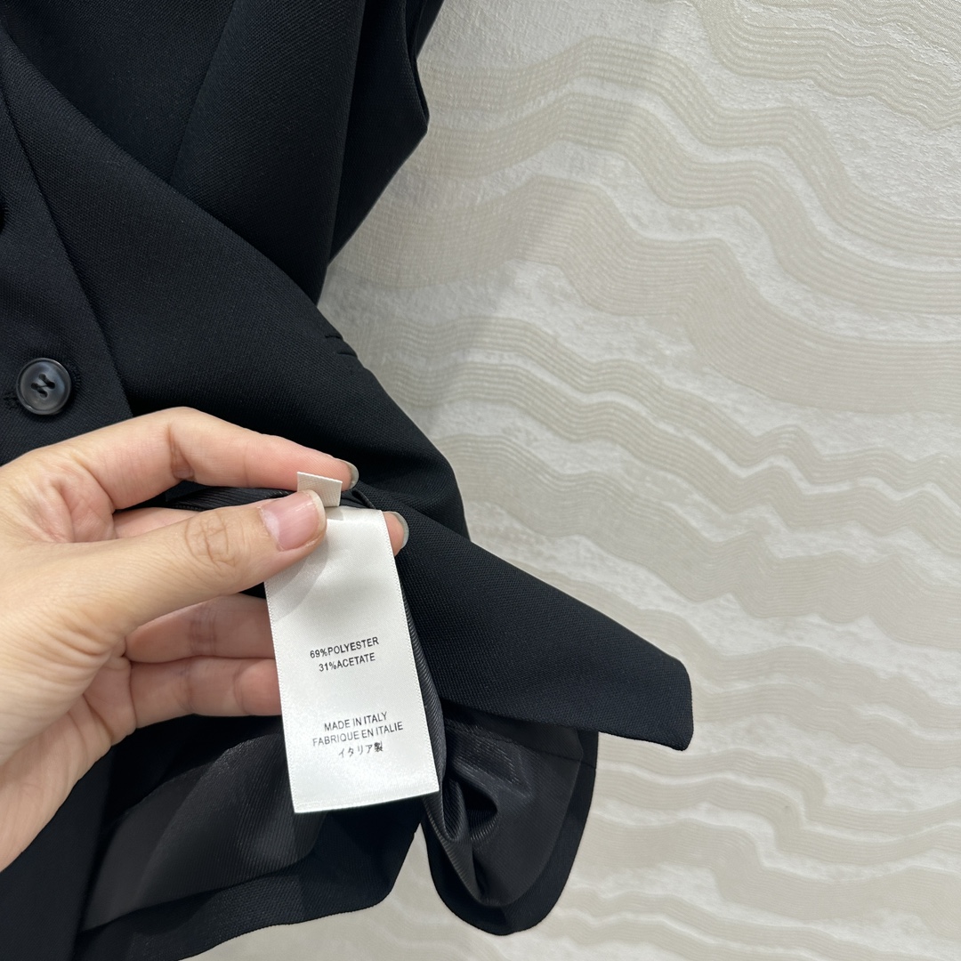 P920 One-Size-Fits-All Female Suit: Classic, Detailed Design with High Quality Fabric - 图片 7