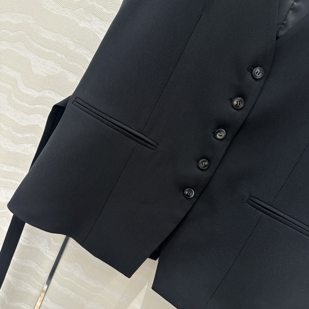 P920 One-Size-Fits-All Female Suit: Classic, Detailed Design with High Quality Fabric - 图片 5