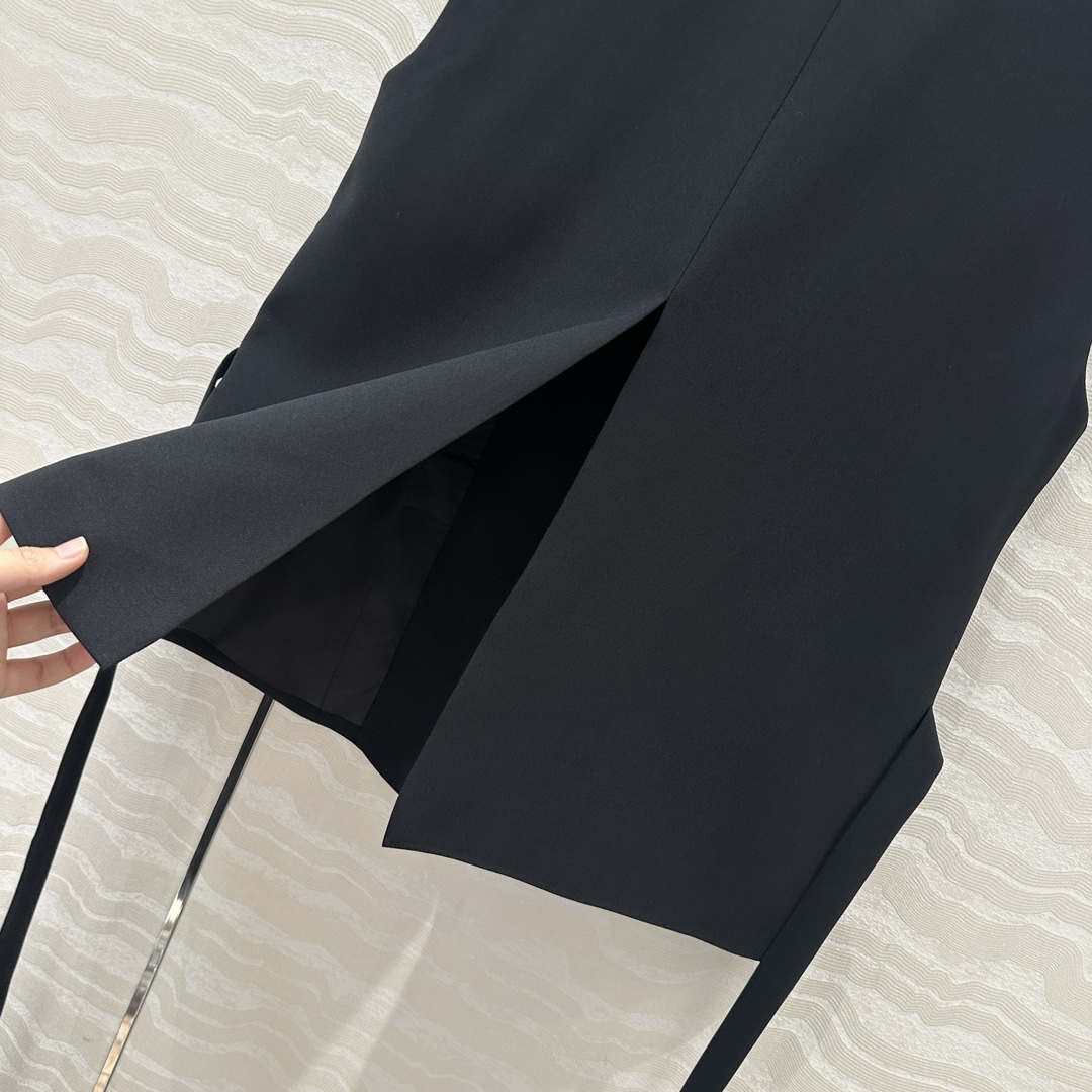 P920 One-Size-Fits-All Female Suit: Classic, Detailed Design with High Quality Fabric - 图片 9