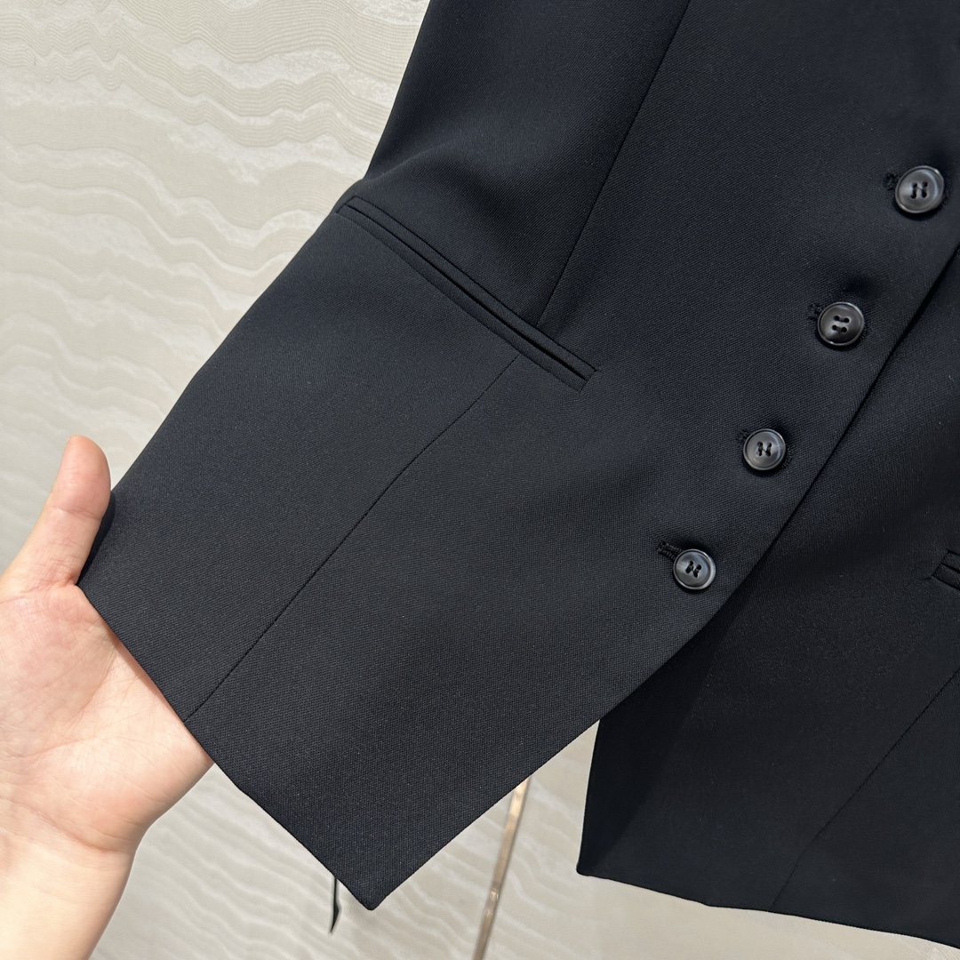 P920 One-Size-Fits-All Female Suit: Classic, Detailed Design with High Quality Fabric - 图片 6