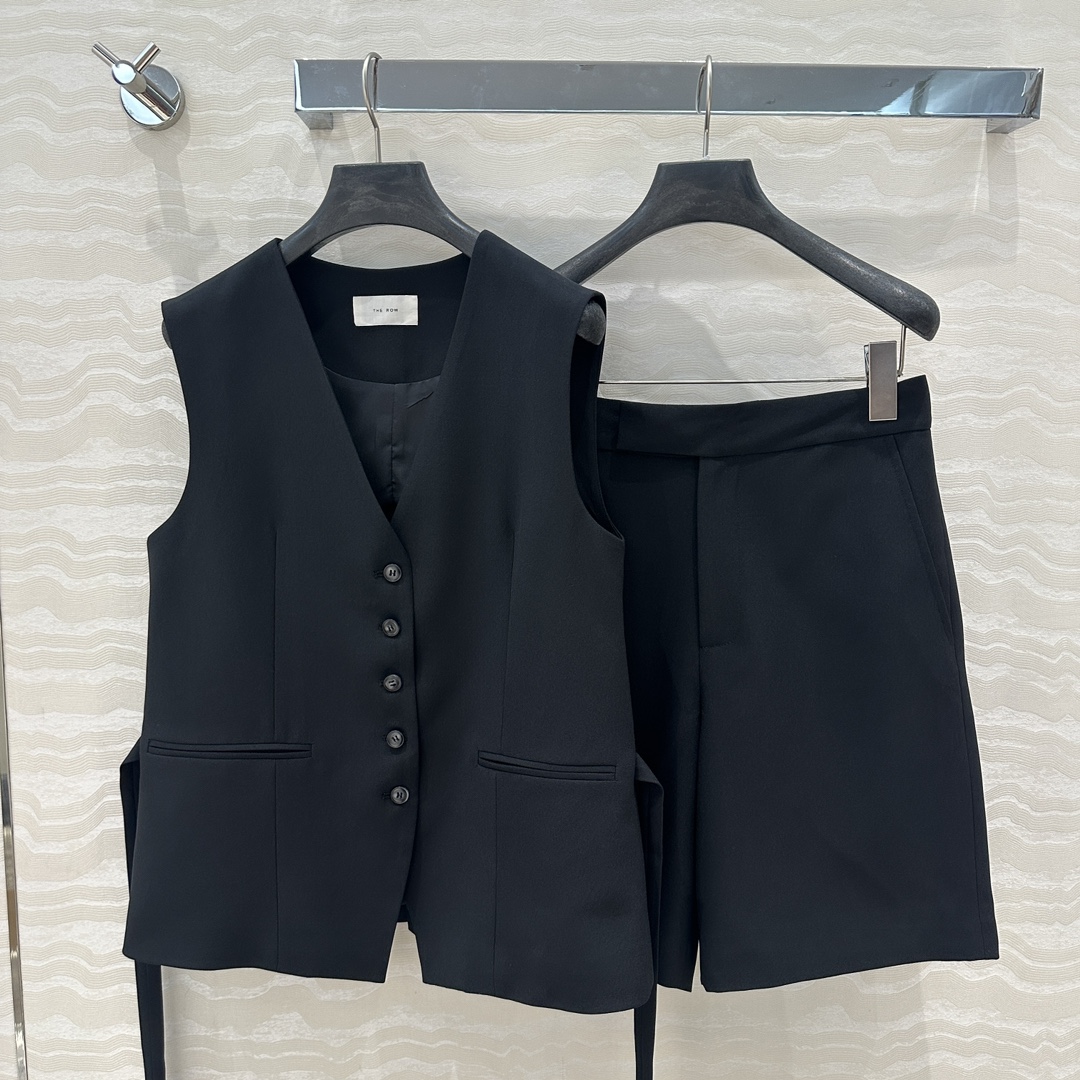 P920 One-Size-Fits-All Female Suit: Classic, Detailed Design with High Quality Fabric - 图片 1