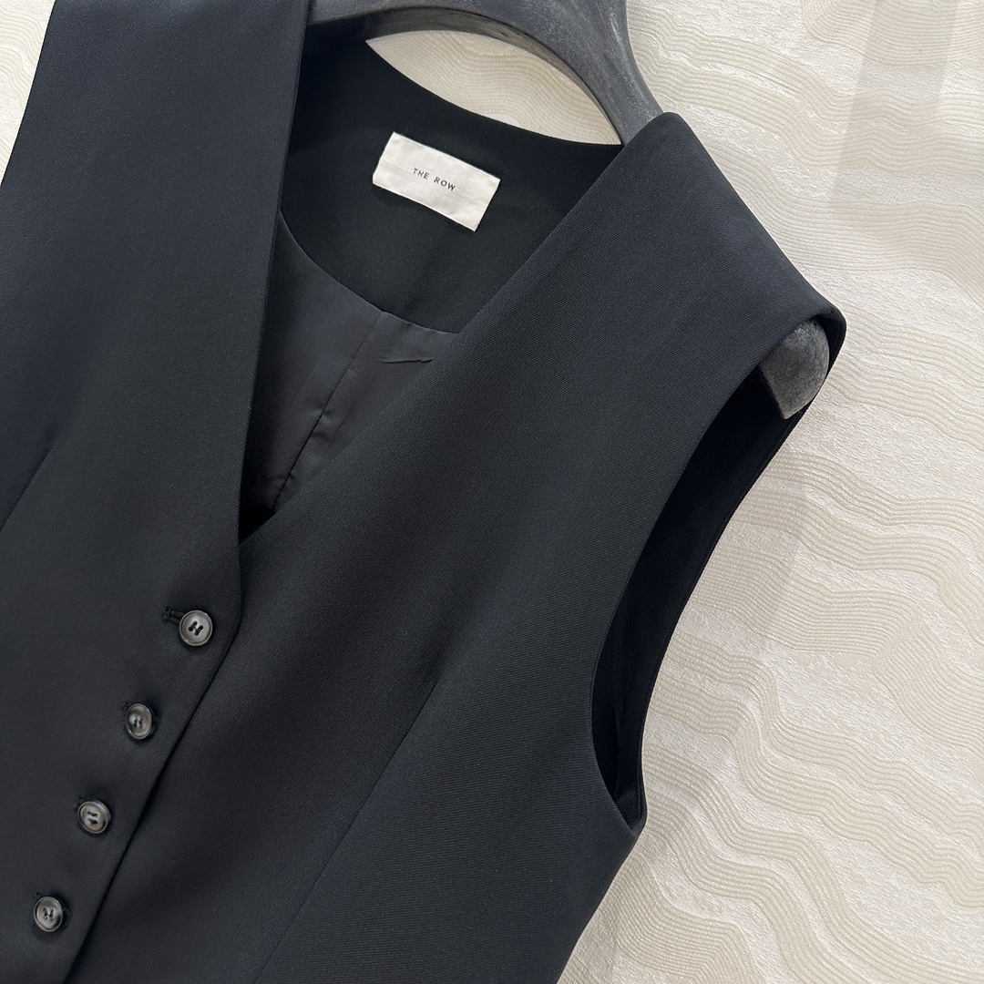 P920 One-Size-Fits-All Female Suit: Classic, Detailed Design with High Quality Fabric - 图片 3