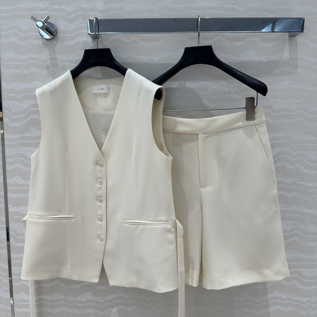 P920 One-Size-Fits-All Female Suit: High-Quality, Detailed Design with 3D Retrospect