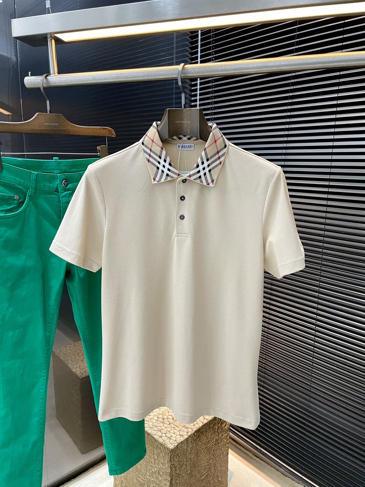 NO:151483,P Burberry- (Burberry) has the latest POLO short-sleeved sleeves in spring and summer. It uses the latest cotton fabric, which is resistant to washing and not easy to fade. It has soft touch and soft and comfortable ingredients. Classic design style. Special customization. Simple cutting and splicing reflects the extraordinary craftsmanship of workers and is full of high-end fashion!  The style is quite good and casual and versatile. Size M-3XL, burberry, burberry, T-shirt, alexander wang19860909P  Burberry-（巴宝莉）年春夏最新款POLO短袖,采用最新棉面料,耐水洗不易掉色,手感柔软、成分柔软舒适 经典设计风格 特殊定制 简单的裁剪方式拼接,体现出工人不凡的工艺,高端时尚感十足！版型相当赞休闲百搭款.尺码M-3XL,,burberry,burberry,T-shirt,alexander wang,Men's clothing