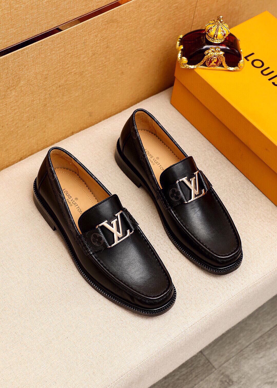 NO:280798,Original list【Louis Vuitton】Louis Vuitton New style ~ Fashionable business formal men's shoes original single quality, high-end fine details are exquisite and exquisite, using imported Italian top layer calf leather upper comfortable water dyed cowhide original rubber outsole, comfortable and classic wear, fine workmanship, worthy of possession Size 38-44 (45 customized),,louis vuitton,louis vuitton,cowhide19860909原单【Louis Vuitton】路易威登 新款～时尚商务正装男鞋原单品质,高端精品细节精致考究,采用进口意大利头层小牛皮鞋面舒适的水染牛皮内里原版橡胶大底,穿着舒适工艺精典,做工精细,值得拥有 码数38-44（45订做),,louis vuitton,louis vuitton,cowhide,Men's shoes