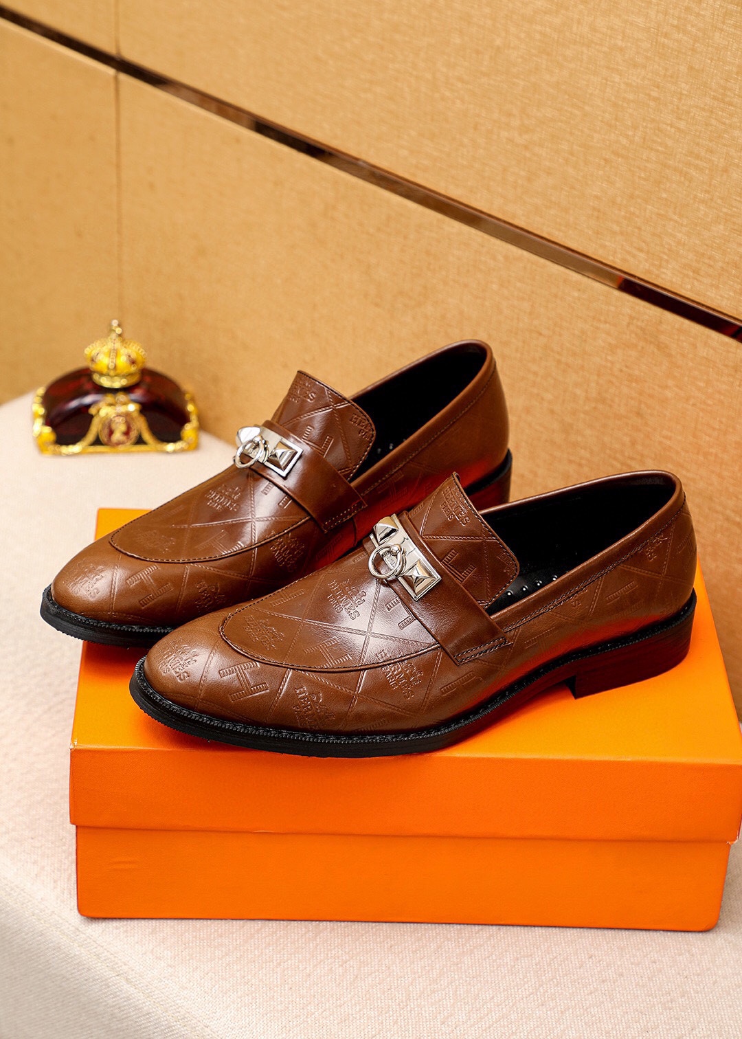 Hermes Men's Leather Loafers with Signature Buckle - Stylish & Comfortable 3 i1745801643 3009 1