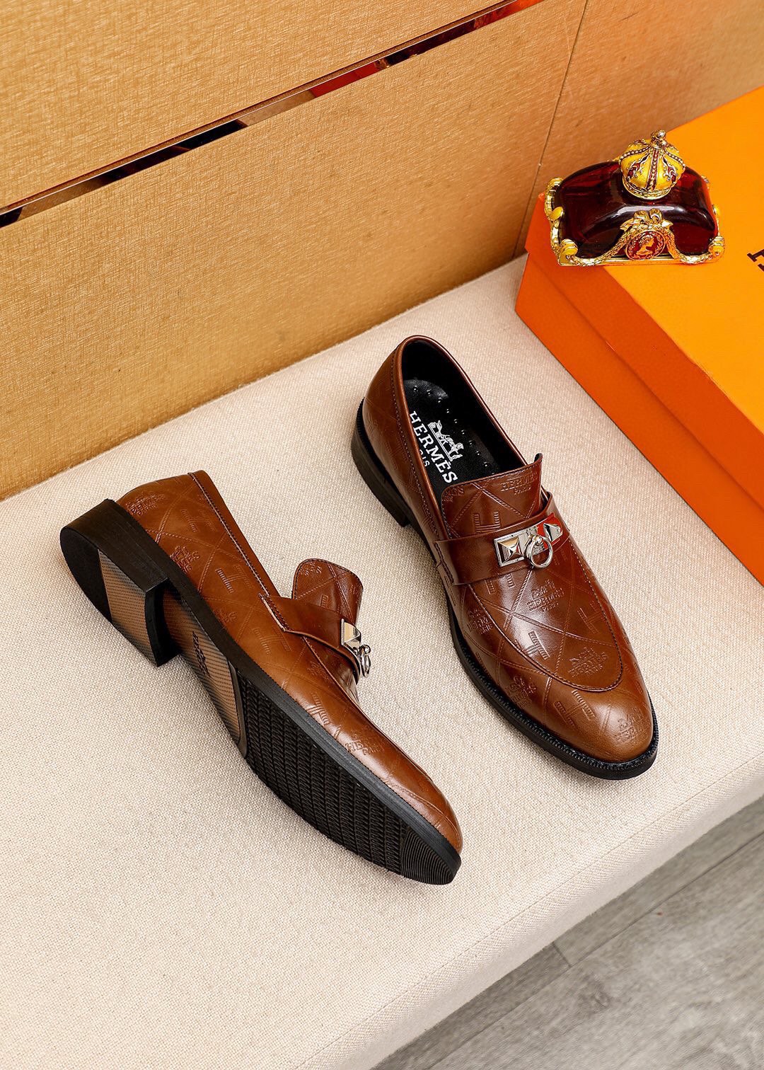 Hermes Men's Leather Loafers with Signature Buckle - Stylish & Comfortable 4 i1745801643 4123 2