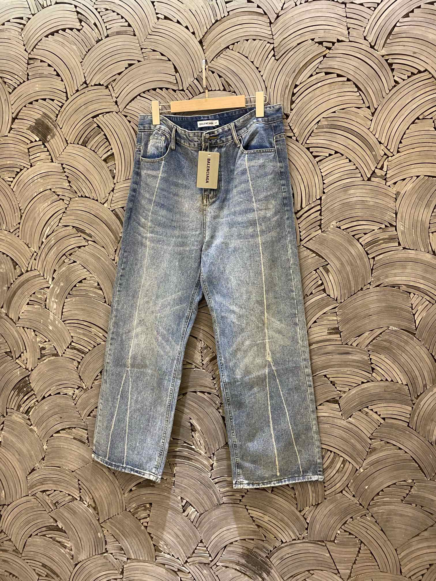 💰105
Balenciaga巴黎世家 复古高街直筒微喇垂感水洗牛仔长裤情侣款
Color: 蓝色  Size: M-XL
M 腰围80 臀围112 裤长99 (cm）
L 腰围84 臀围116 裤长100 (cm）
XL 腰围88 臀围120 裤长101 (cm）