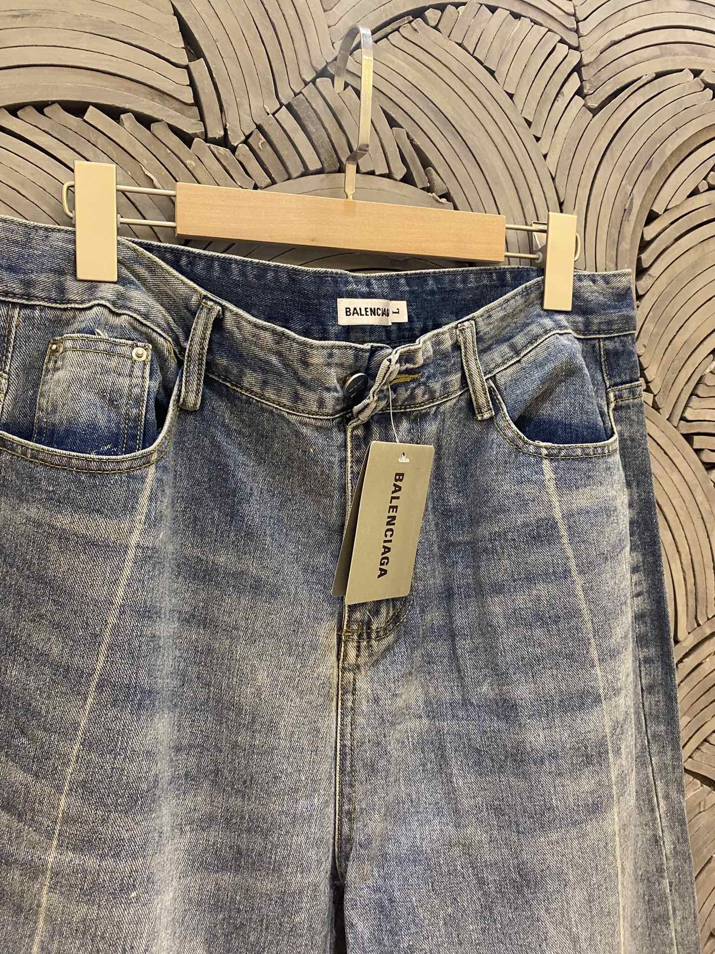 💰105
Balenciaga巴黎世家 复古高街直筒微喇垂感水洗牛仔长裤情侣款
Color: 蓝色  Size: M-XL
M 腰围80 臀围112 裤长99 (cm）
L 腰围84 臀围116 裤长100 (cm）
XL 腰围88 臀围120 裤长101 (cm）