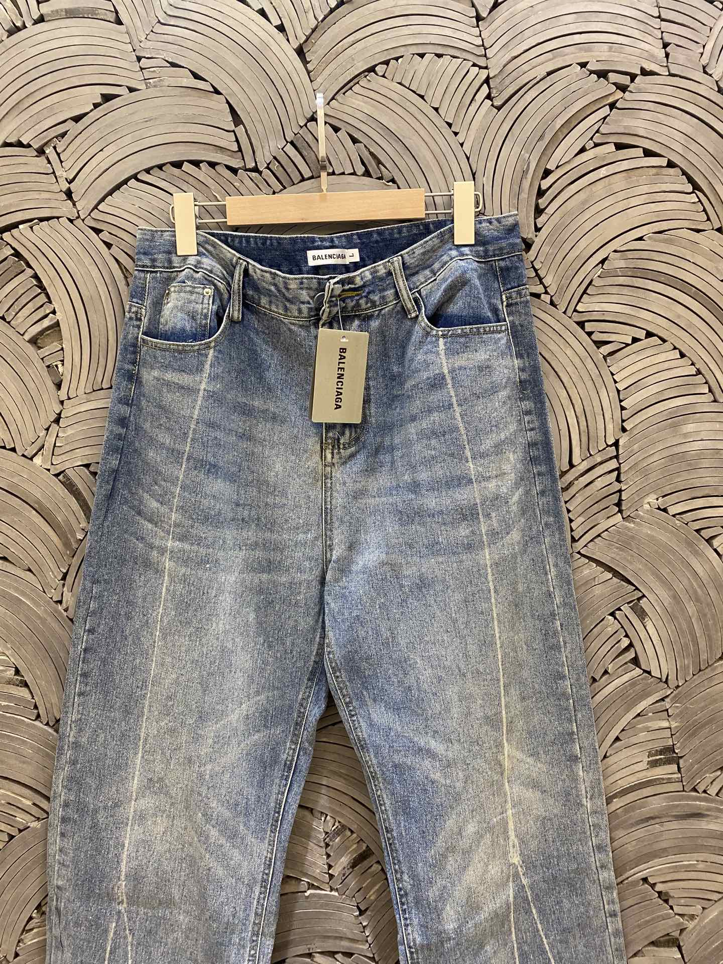 💰105
Balenciaga巴黎世家 复古高街直筒微喇垂感水洗牛仔长裤情侣款
Color: 蓝色  Size: M-XL
M 腰围80 臀围112 裤长99 (cm）
L 腰围84 臀围116 裤长100 (cm）
XL 腰围88 臀围120 裤长101 (cm）