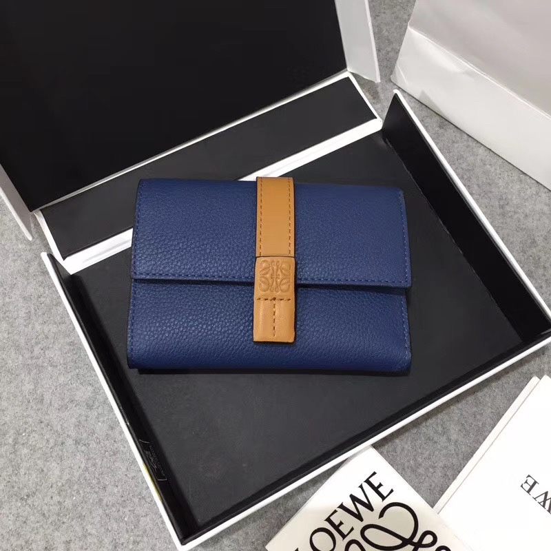 NO:673058,Small vertical wallet series wallets are made of soft pique calfskin and contrasting calfskin. It has zipper pockets, card slots and slip pockets, and a button switch. It is exquisite and practical. Model number 3610, size 12*8.5, Loewe wallet, loewe, wallets, cowhide19860909Small vertical wallet系列钱夹 选用质感柔软珠地小牛皮搭撞色小牛皮,内有拉链口袋、卡位及插袋,喼纽开关,精致、实用. 款号3610,尺寸12*8.5,罗意威钱包,loewe,wallets,cowhide,欧美剧