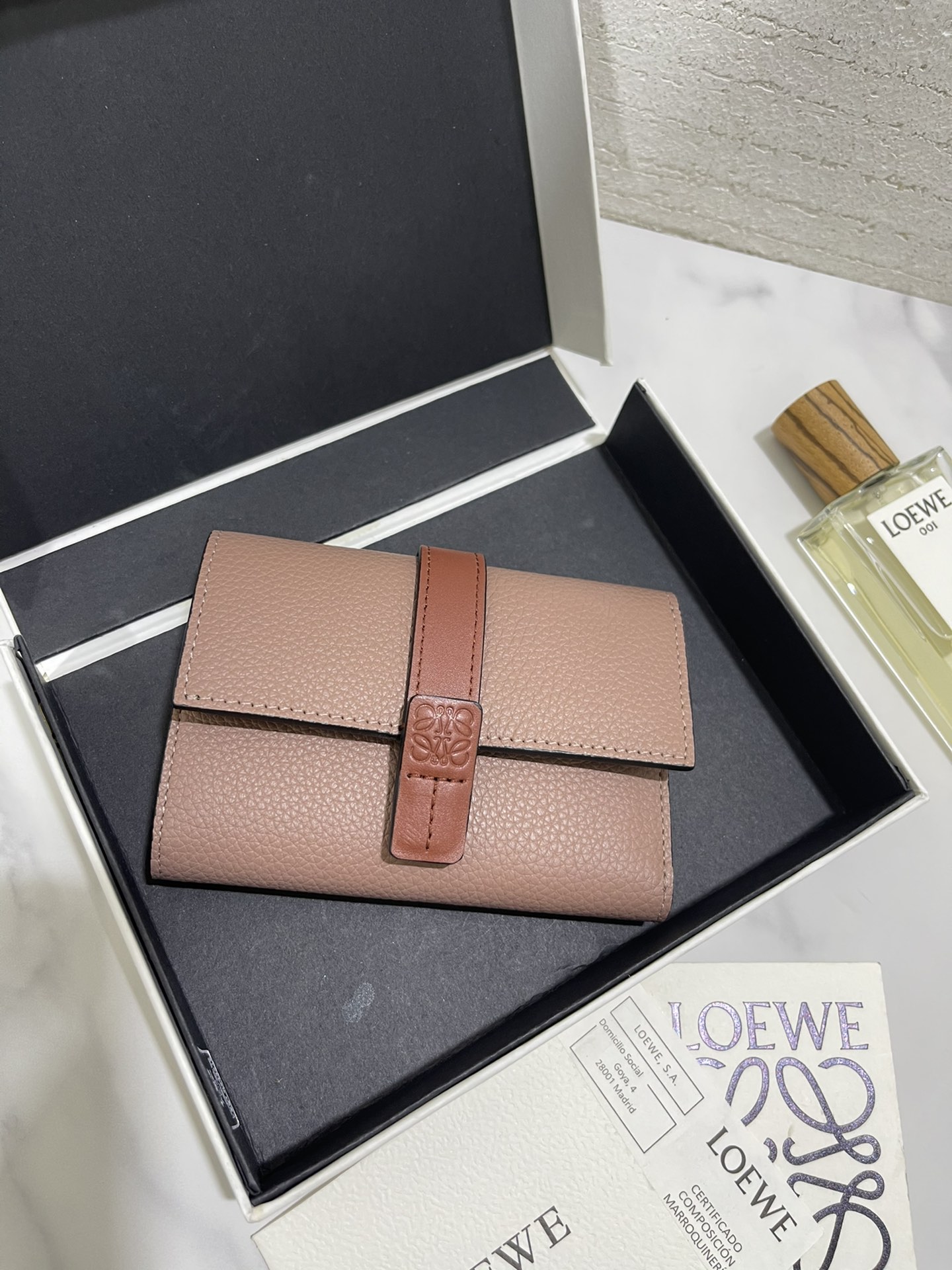 NO:673062,Small vertical wallet series wallets are made of soft pique calfskin and contrasting calfskin. It has zipper pockets, card slots and slip pockets, and a button switch. It is exquisite and practical. Style number 3785, size 12*8.5, Loewe wallet, loewe, wallets, cowhide19860909Small vertical wallet系列钱夹 选用质感柔软珠地小牛皮搭撞色小牛皮,内有拉链口袋、卡位及插袋,喼纽开关,精致、实用. 款号3785,尺寸12*8.5,罗意威钱包,loewe,wallets,cowhide,欧美剧
