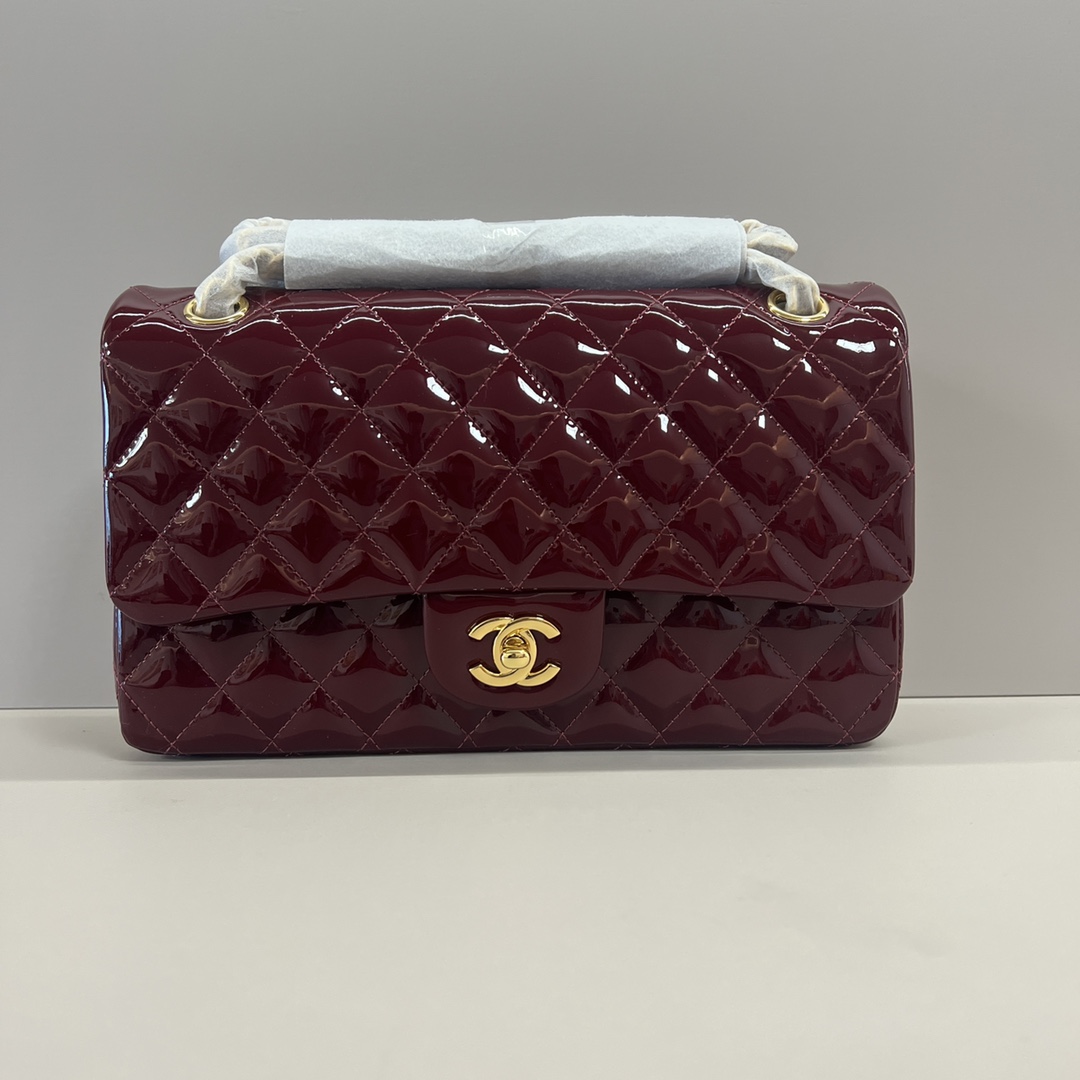 NO:389007,.CF 25cm patent leather calfskin The smallest essential C iconic leather-wearing chain in summer As Classics bags' representative works, the price has soared. Conservative design. Paired with various colorful decorations, it can always interpret different visual feasts. Model 1112, Chanel, chanel, cowhide19860909.CF 25cm漆皮小牛皮 夏天必备最具小C标志性的皮穿链 作为Classics bags的代表作正品价格一路飙升 保守的设计 搭配各种彩色的装潢总能演绎出不同的视觉盛宴 型号1112,香奈儿,chanel,cowhide,Bag