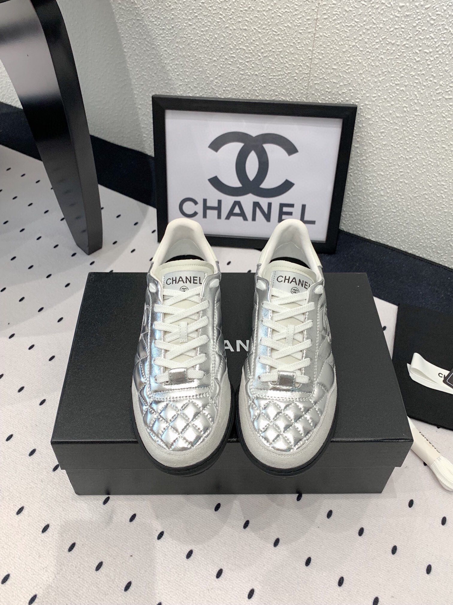 NO:264569,Chanel new baseball shoes, a must-have casual shoes for girls in the top version of coco. The sole broken nail design is super soft Original custom lambskin diamond pattern upper Imported custom sheepskin   mesh inner original open mold broken nail rubber outsole Size: 35-40, casual shoes/sports shoes, chanel, sneakers, sheepskin19860909Chanel新款棒球鞋 顶级版本 coco女孩必入的一款休闲鞋 鞋底碎钉设计超级柔软 原版定制小羊皮菱格纹鞋面 进口定制羊皮 网里内里 原版开模碎钉橡胶大底 Size: 35-40,休闲鞋/运动鞋,chanel,sneakers,sheepskin,Women's Shoes