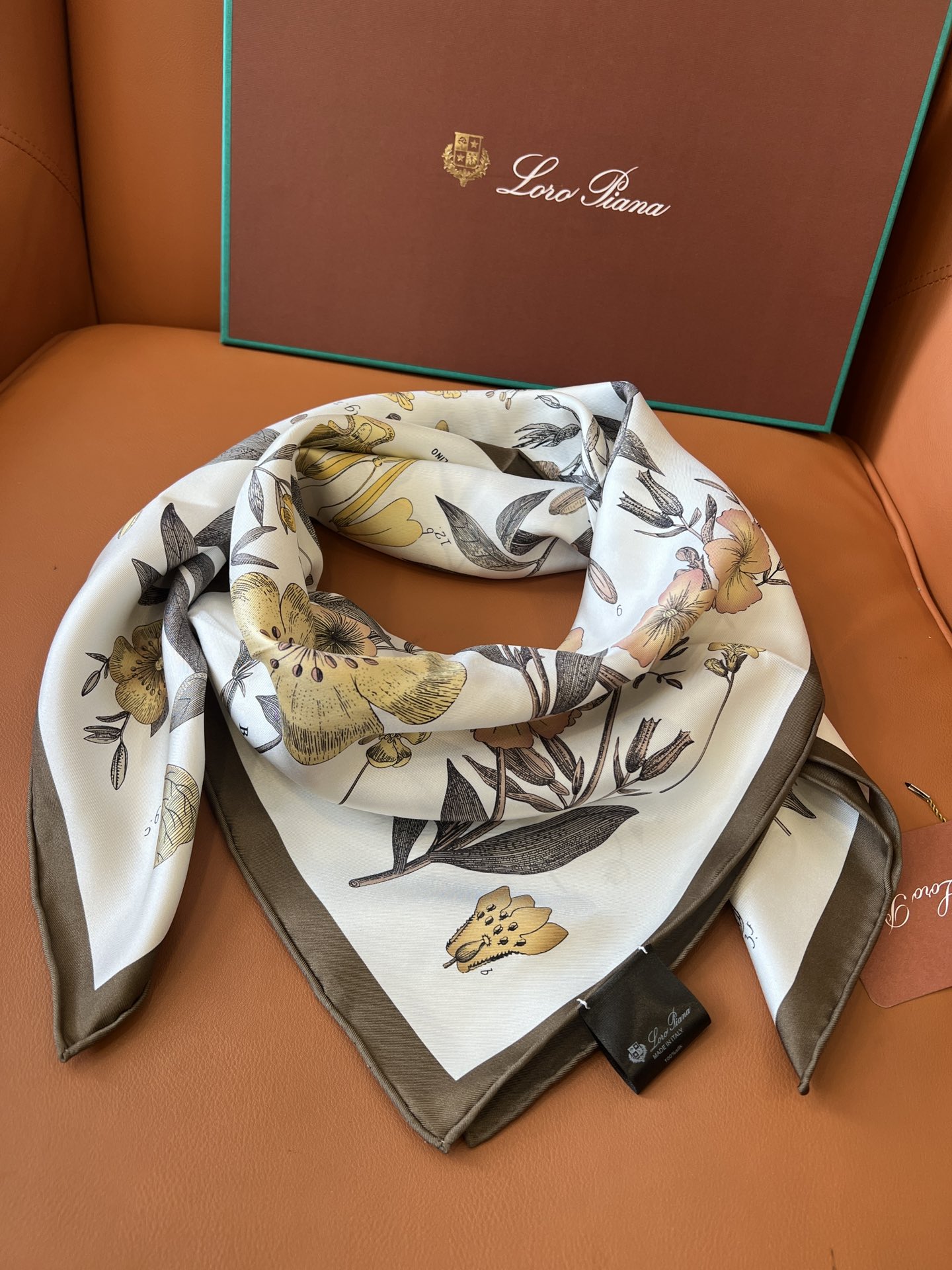 价格(不含包装)
Loro Piana(诺悠翩雅)顶级真丝方巾！
黄赭色/深褐色 (T1PN)
Enci