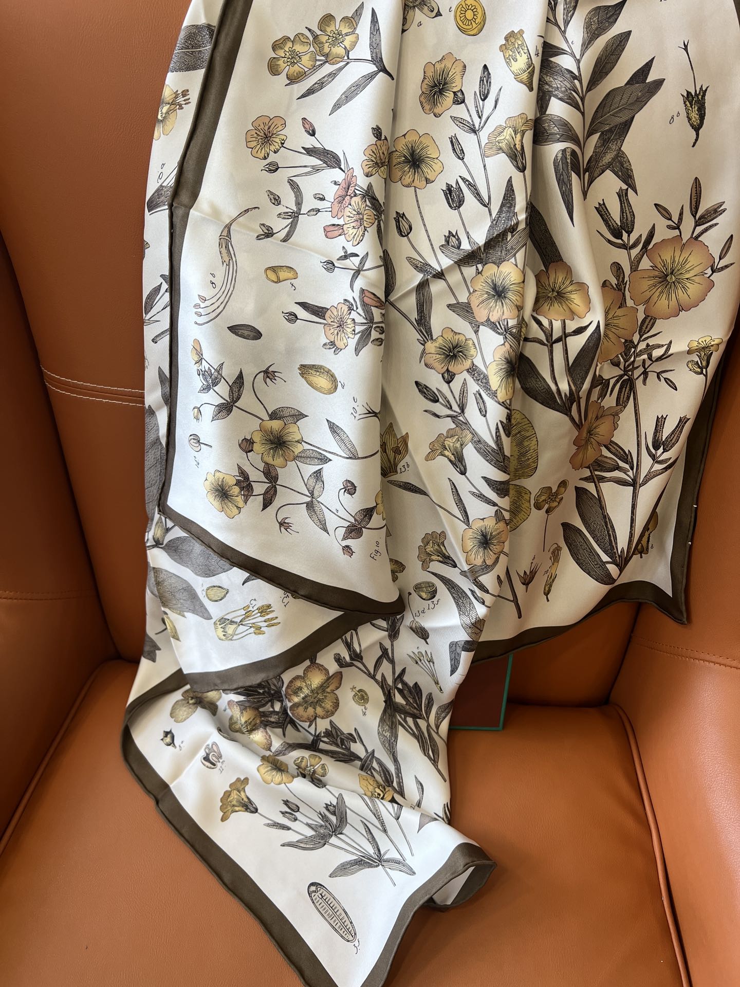 价格(不含包装)
Loro Piana(诺悠翩雅)顶级真丝方巾！
黄赭色/深褐色 (T1PN)
Enci