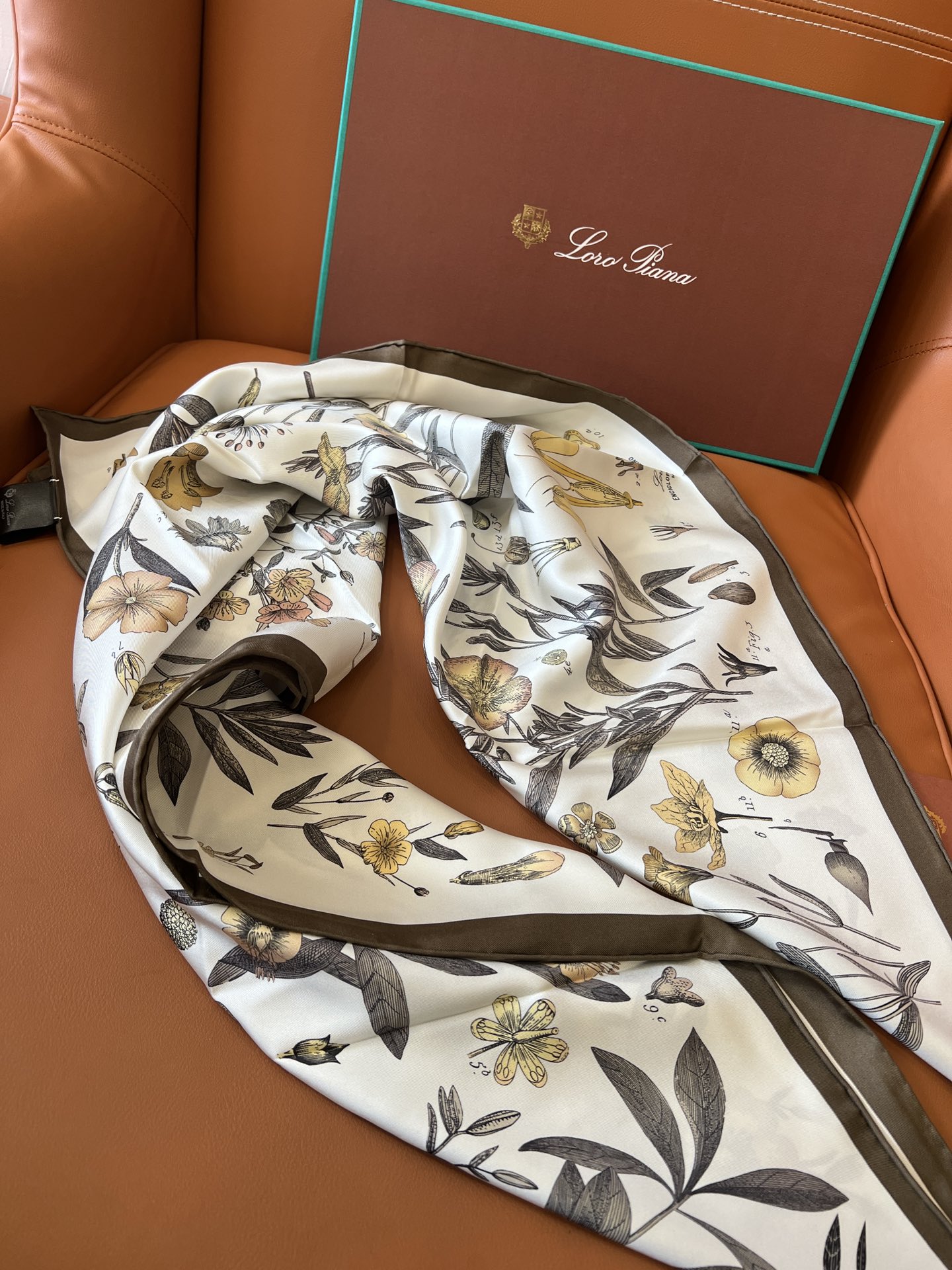 价格(不含包装)
Loro Piana(诺悠翩雅)顶级真丝方巾！
黄赭色/深褐色 (T1PN)
Enci