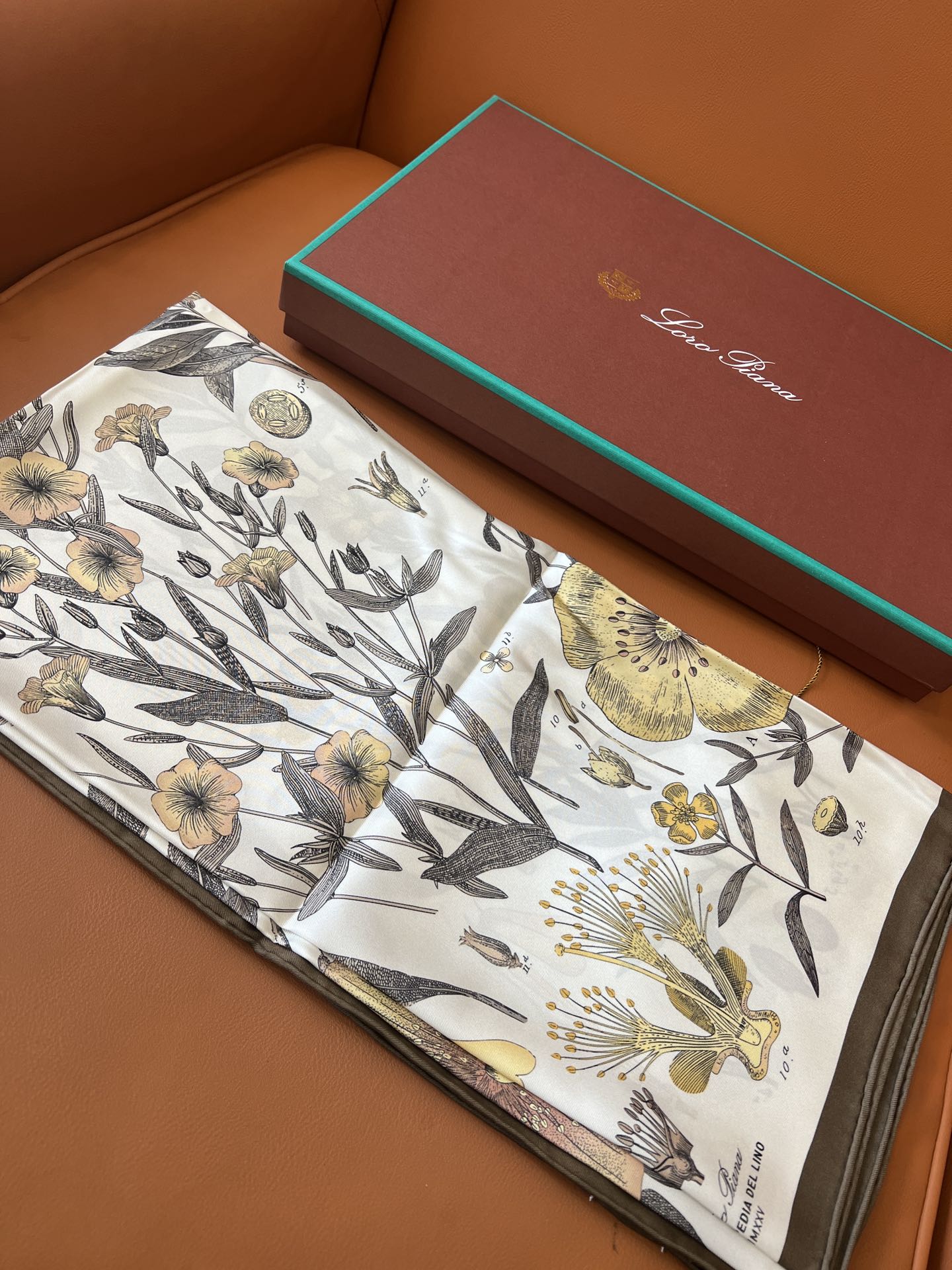 价格(不含包装)
Loro Piana(诺悠翩雅)顶级真丝方巾！
黄赭色/深褐色 (T1PN)
Enci
