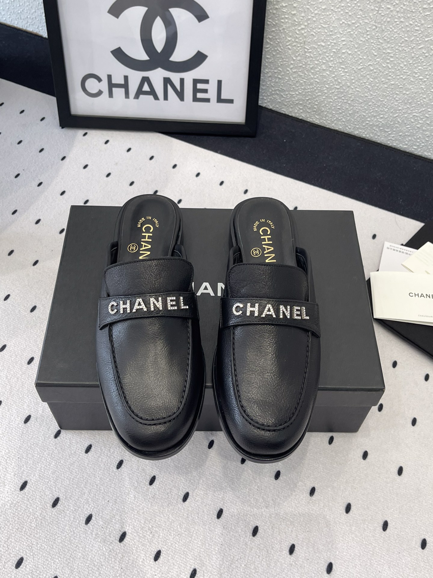 NO:264547,Chanel new semi-drag loafers top version Spring and summer Xiangjia must-have hot products, with the elegant and famous temperament of Xiangjia, super durable and irresistible. Imported calfskin on the upper/imported side beads Imported original mold-opening hardware logo, mixed-bred sheepskin in the inner lining, Italian leather outsole Size35-39 (40 41 custom made without return), loafers semi-drag, chanel, chanel, loafers, cowhide, sheepskin, Leather soles19860909Chanel新款半拖乐福鞋 顶级版本 春夏香家必备爆款 拥有香家特色优雅名媛气质 超级耐看让人无法抗拒 鞋面进口小牛皮/进口开边珠 进口原版开模五金logo 内里混种羊皮 大底意大利真皮大底 Size35-39（40 41 定做不退换）,乐福鞋半拖,chanel,chanel,loafers,cowhide,sheepskin,Leather soles,Women's Shoes