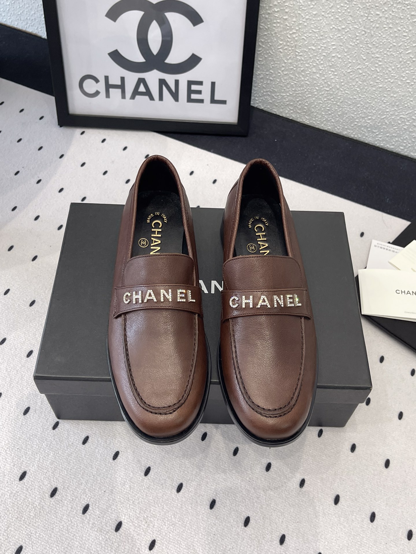 NO:264568,Chanel new loafers top version Spring and summer Xiangjia must-have hot products, with the elegant and famous temperament of Xiangjia, super durable and irresistible. Imported calfskin on the upper/imported side beads Imported original mold opening hardware logo, mixed-bred sheepskin in the inner lining, Italian leather outsole Size35-39 (40 41 custom made without return), loafers semi-trail, chanel, chanel, loafers, cowhide, sheepskin, Leather soles19860909Chanel新款乐福鞋 顶级版本 春夏香家必备爆款 拥有香家特色优雅名媛气质 超级耐看让人无法抗拒 鞋面进口小牛皮/进口开边珠 进口原版开模五金logo 内里混种羊皮 大底意大利真皮大底 Size35-39（40 41 定做不退换）,乐福鞋半拖,chanel,chanel,loafers,cowhide,sheepskin,Leather soles,Women's Shoes