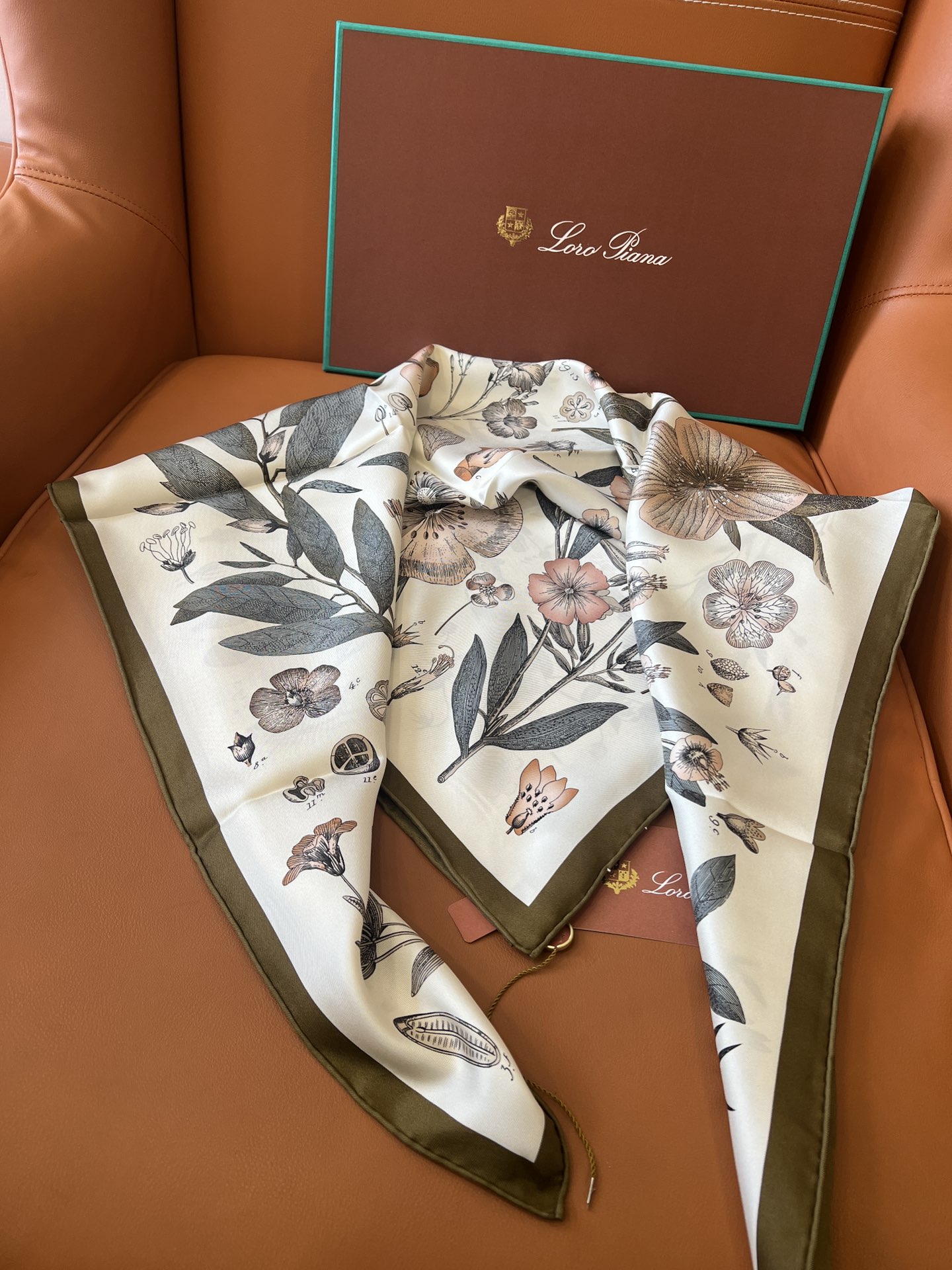价格(不含包装)
Loro Piana(诺悠翩雅)顶级真丝方巾！
复古粉/深鼠尾草绿 (T1PM)
En