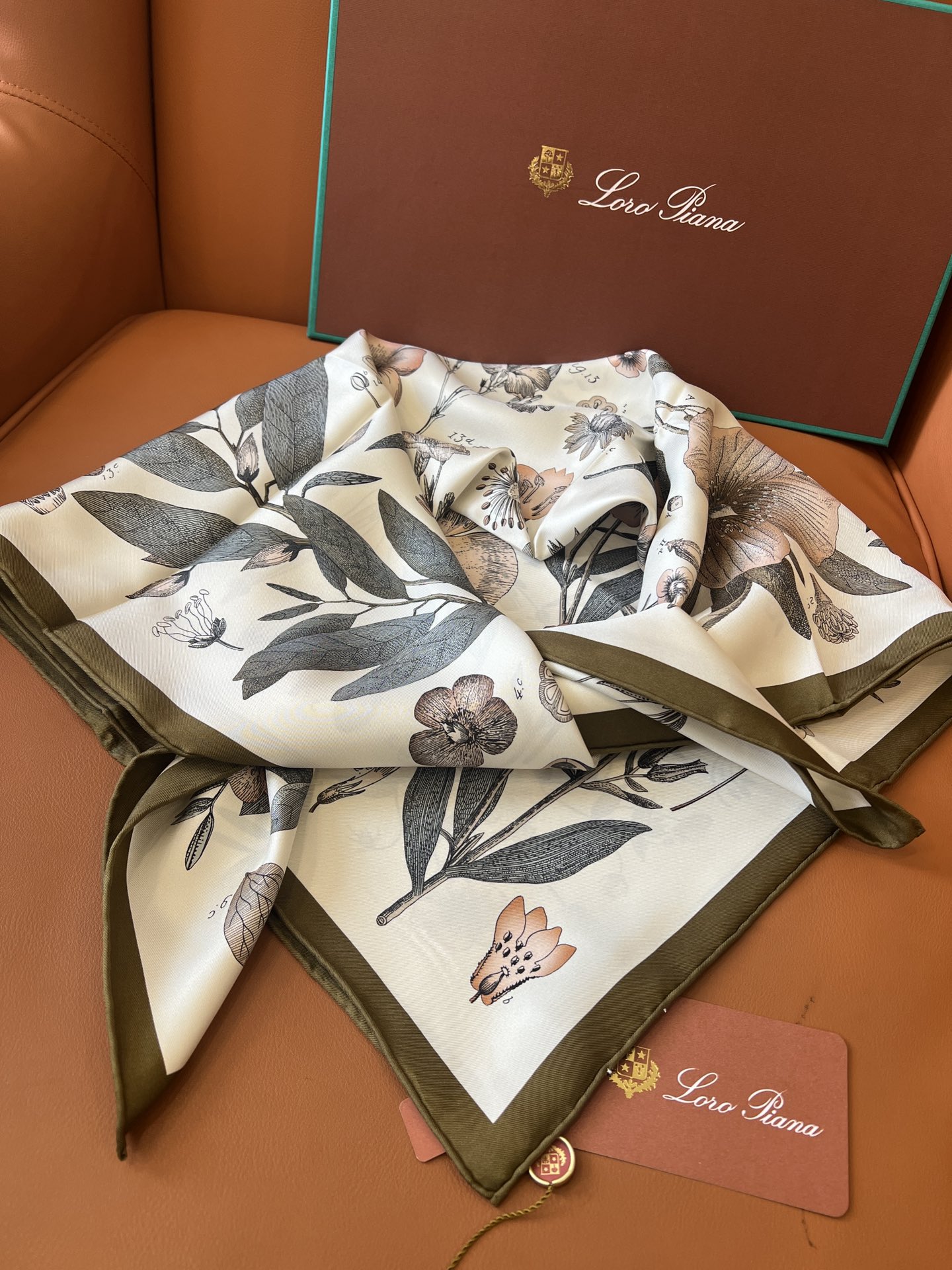 价格(不含包装)
Loro Piana(诺悠翩雅)顶级真丝方巾！
复古粉/深鼠尾草绿 (T1PM)
En